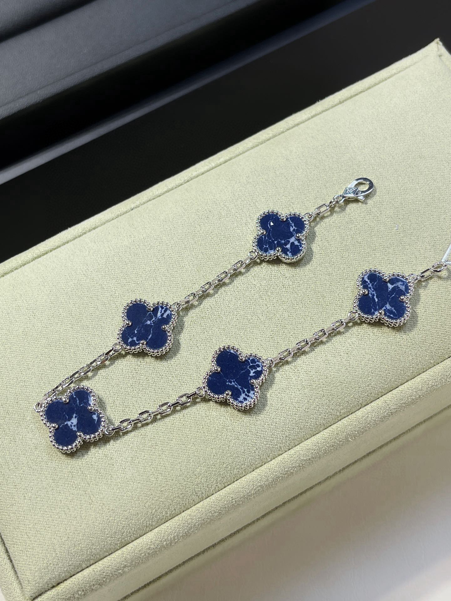 Accessories Necklaces — 0d7bc723 Angle 1
