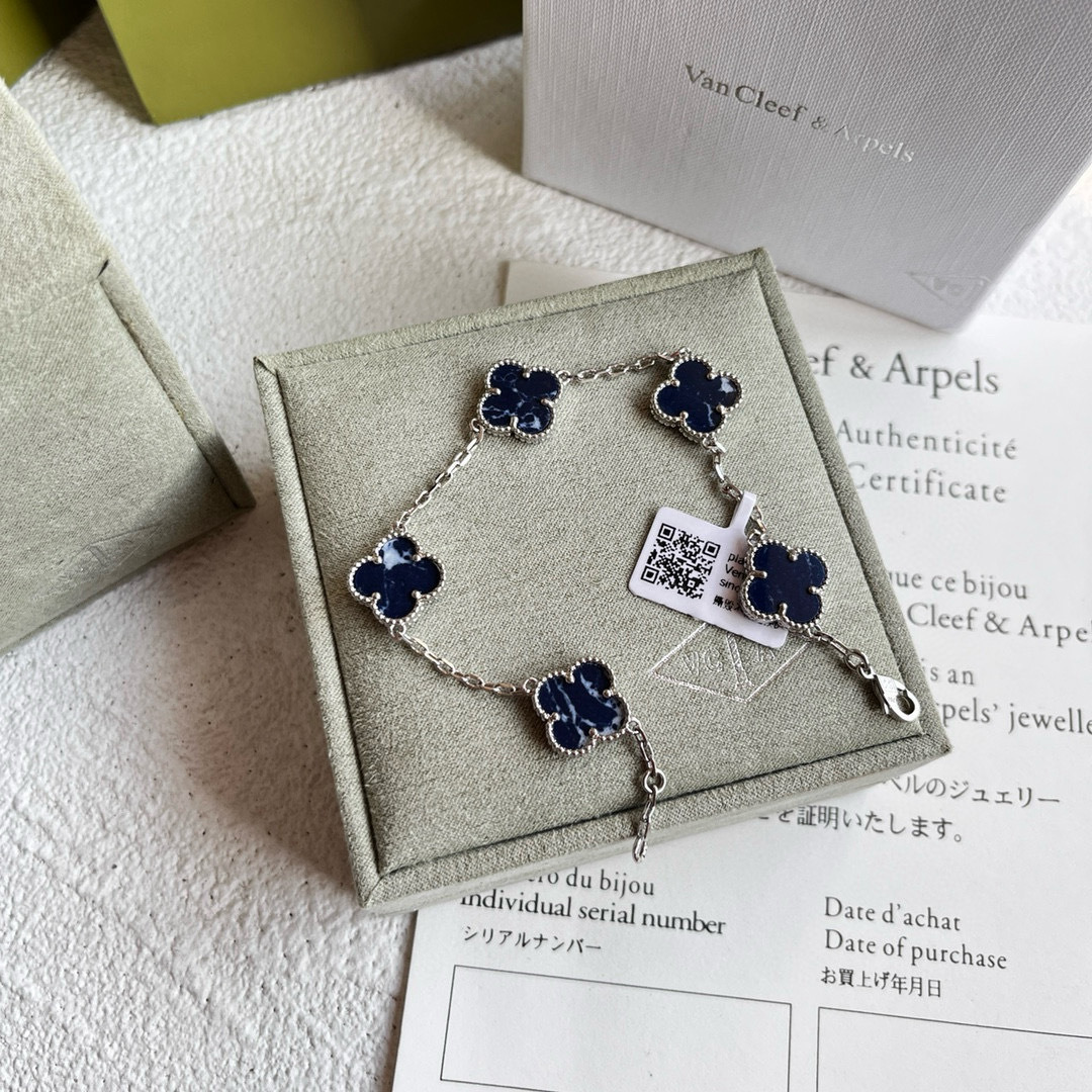Accessories Necklaces — 19e324d0 Angle 1