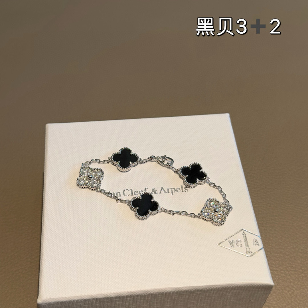 Accessories Necklaces — 46b6aab4 Angle 1