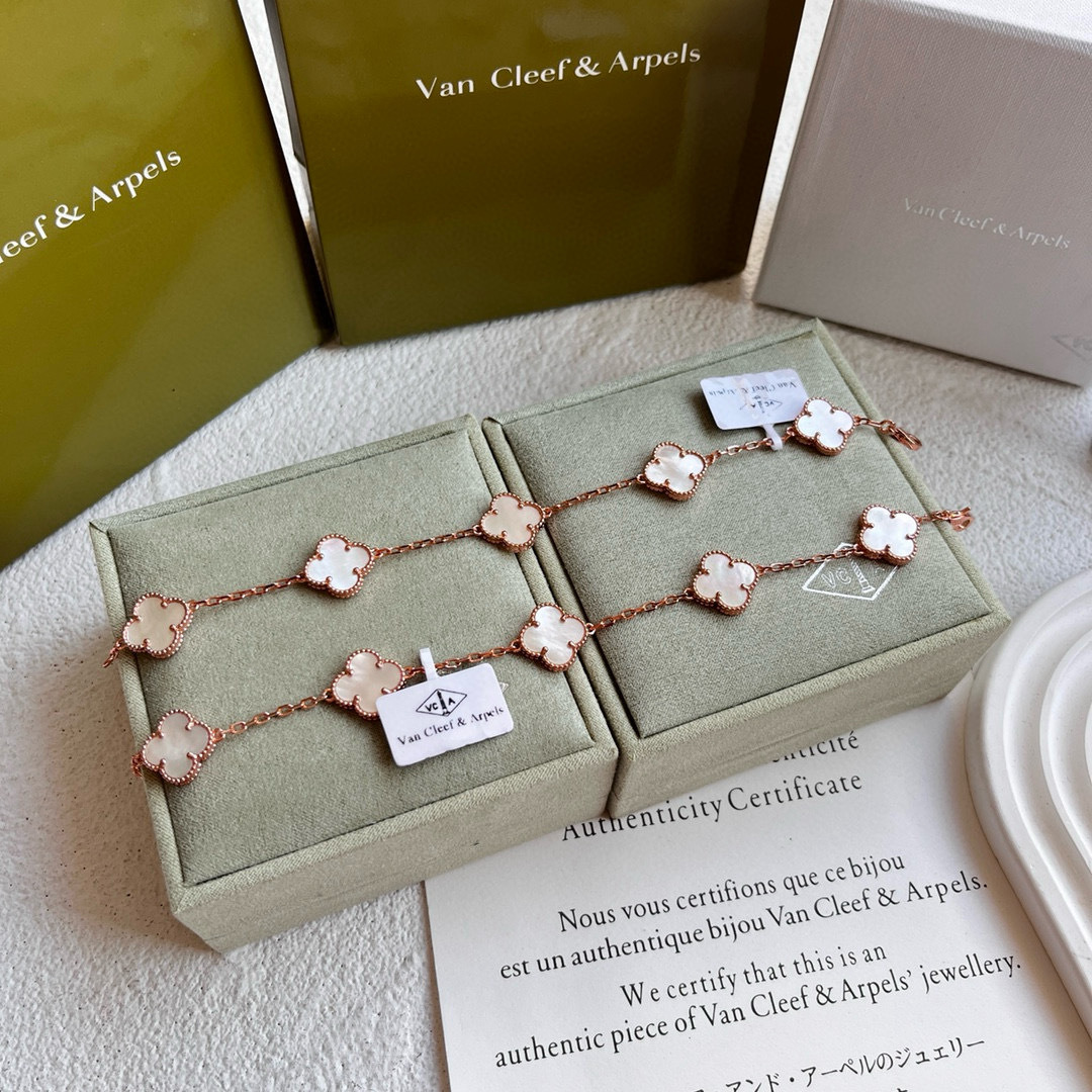 Accessories Necklaces — 63a5d2e2 Angle 1
