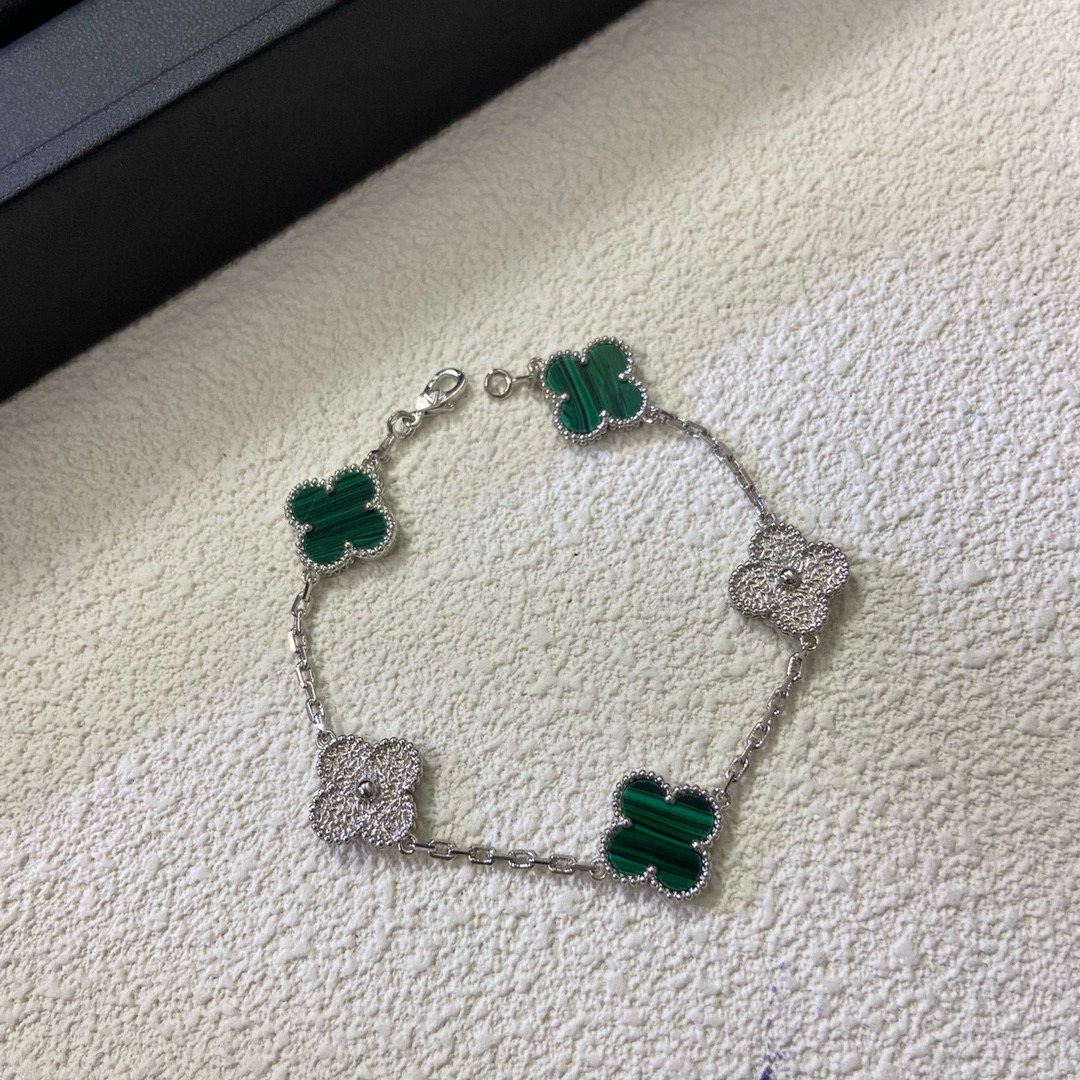 Accessories Necklaces — 8a3fb045 Angle 1