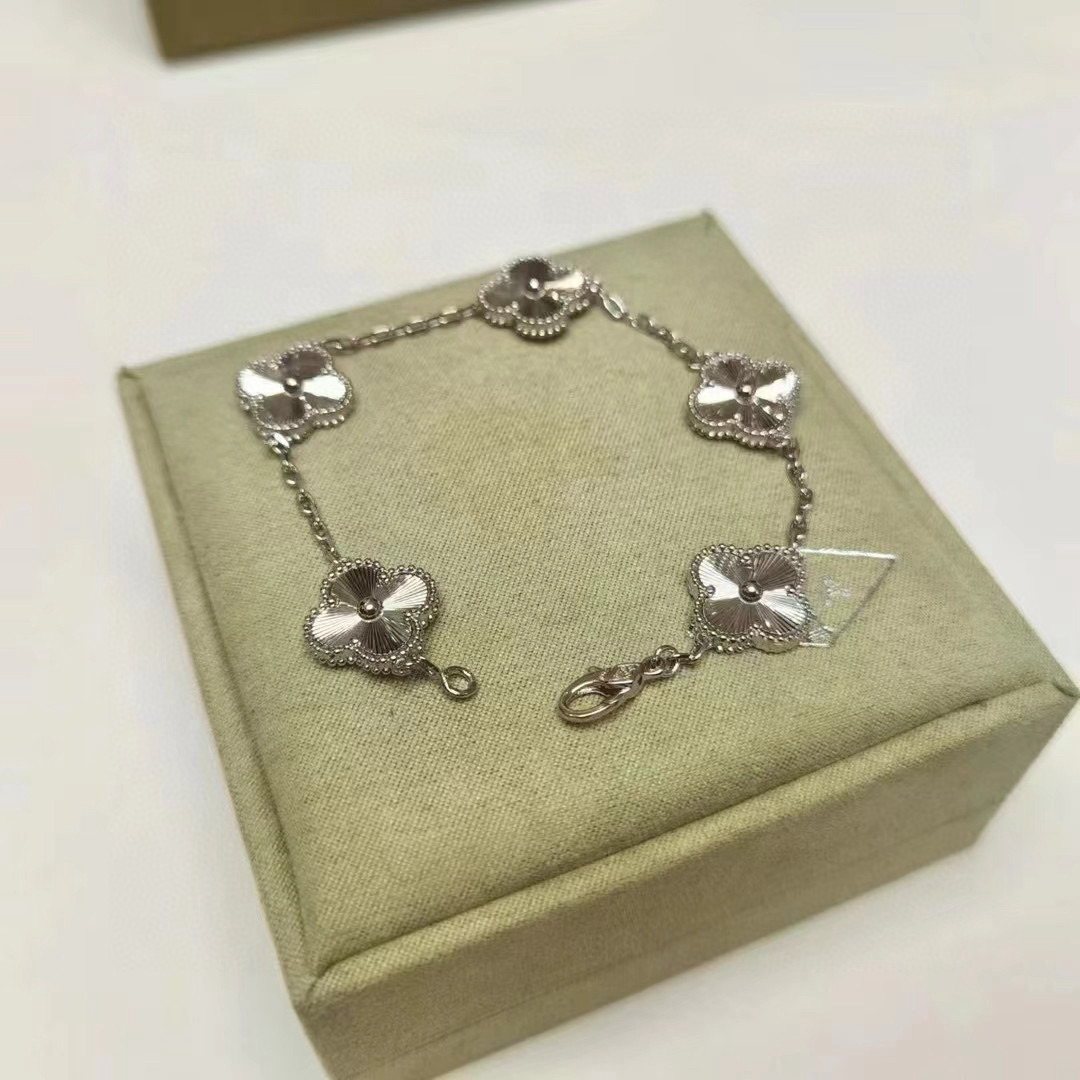Accessories Necklaces — 946c0fe8 Angle 1