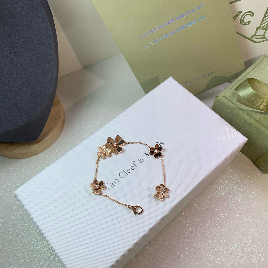 Accessories Necklaces — 9c46c6cd Angle 1
