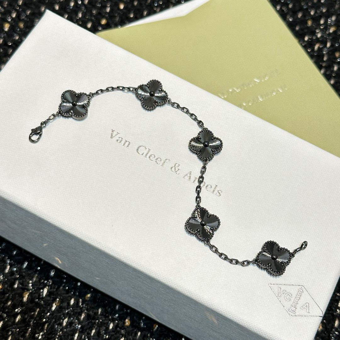 Accessories Necklaces — a8a218e6 Angle 1