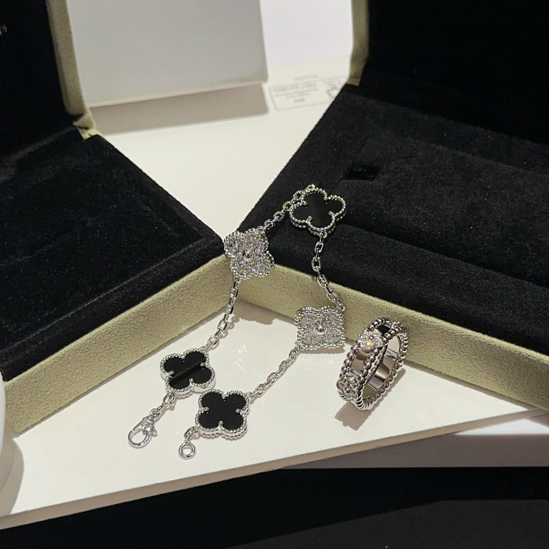 Accessories Necklaces — aa76b2db Angle 1
