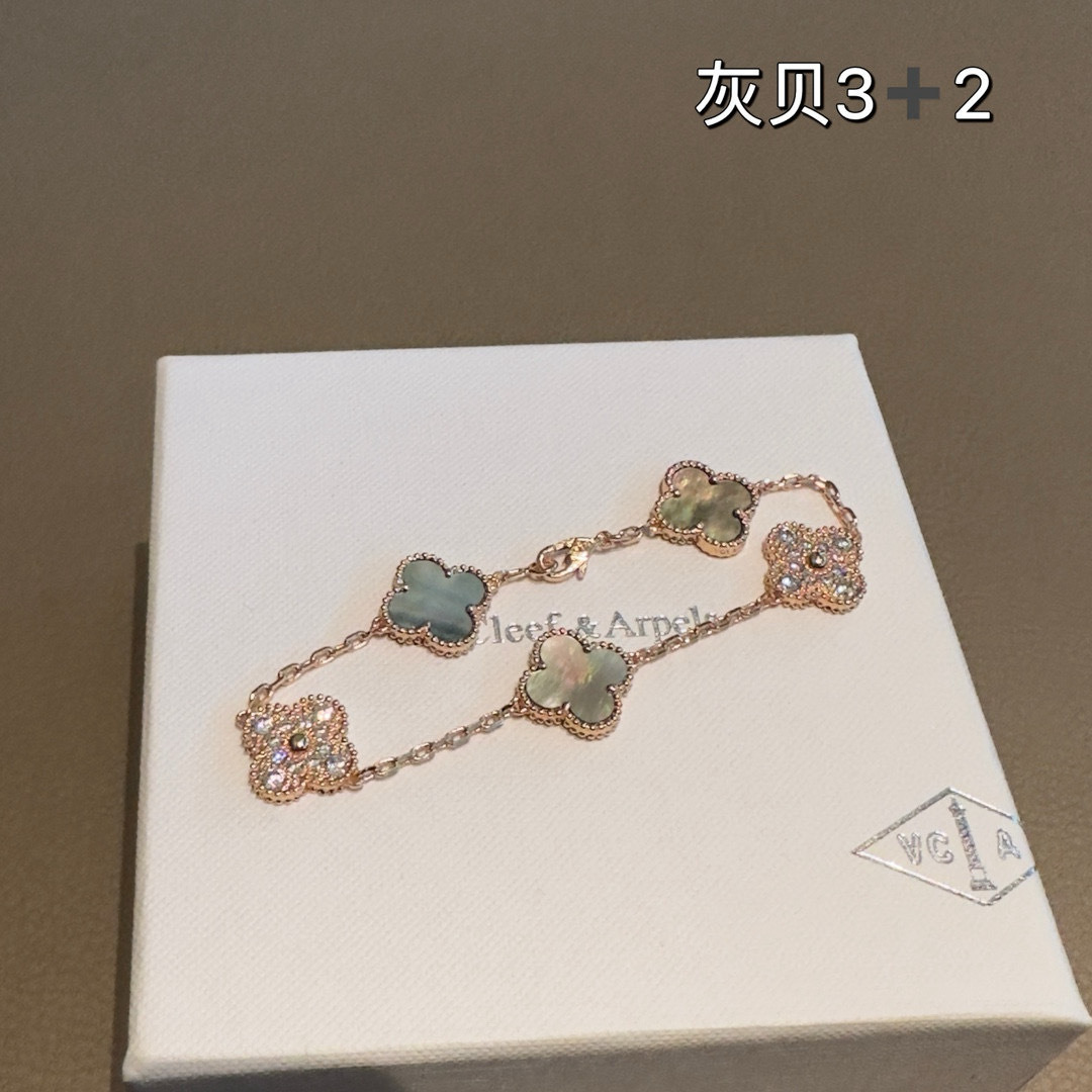 Accessories Necklaces — c20497d3 Angle 1