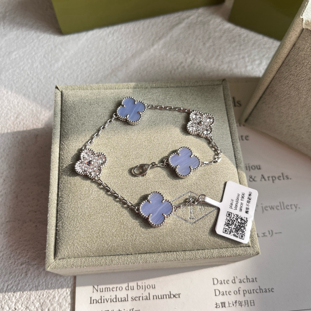 Accessories Necklaces — c3f02374 Angle 1