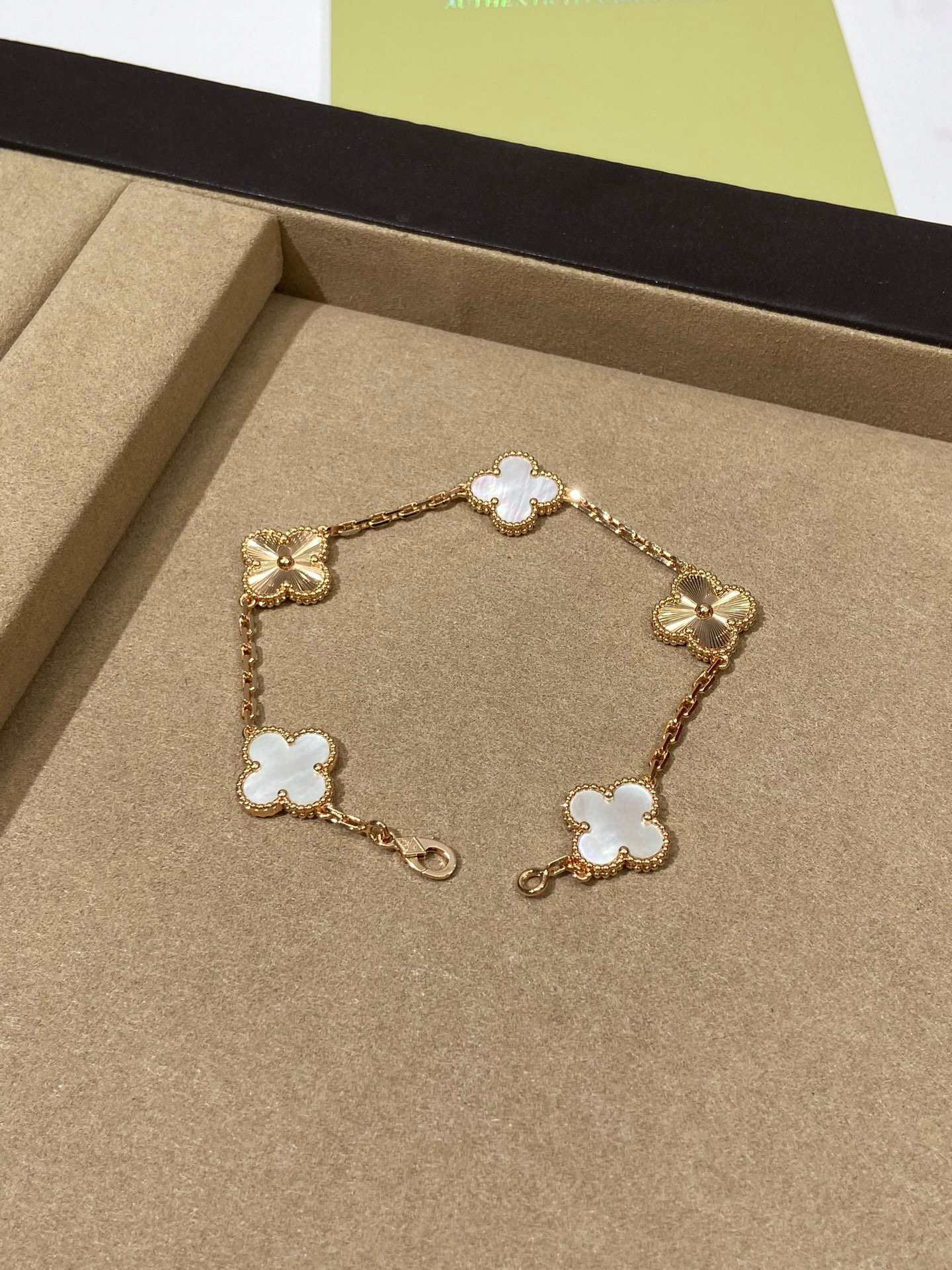 Accessories Necklaces — c8b09f9c Angle 1