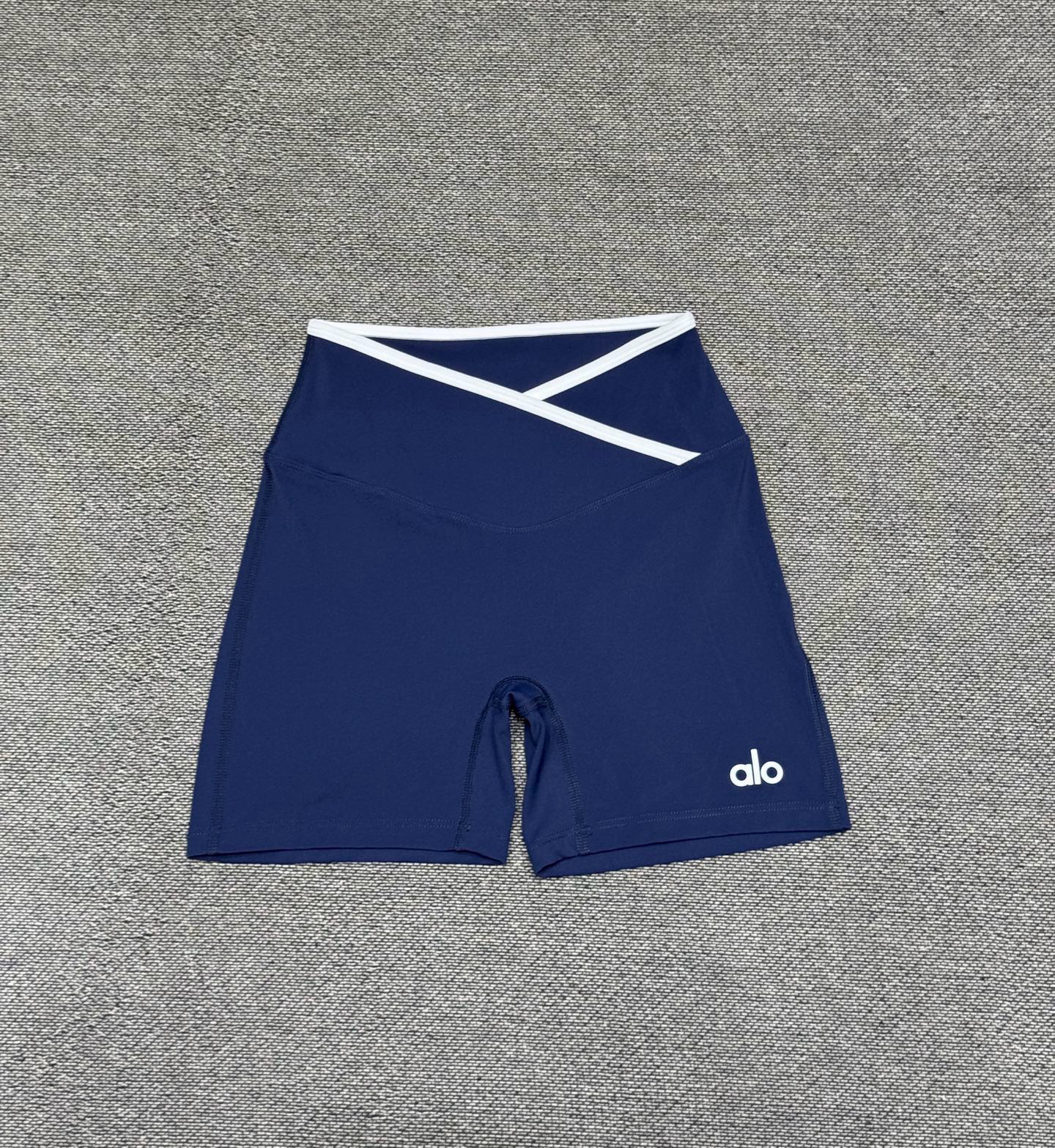 Alo T-Shirt — 229ddecf Angle 1