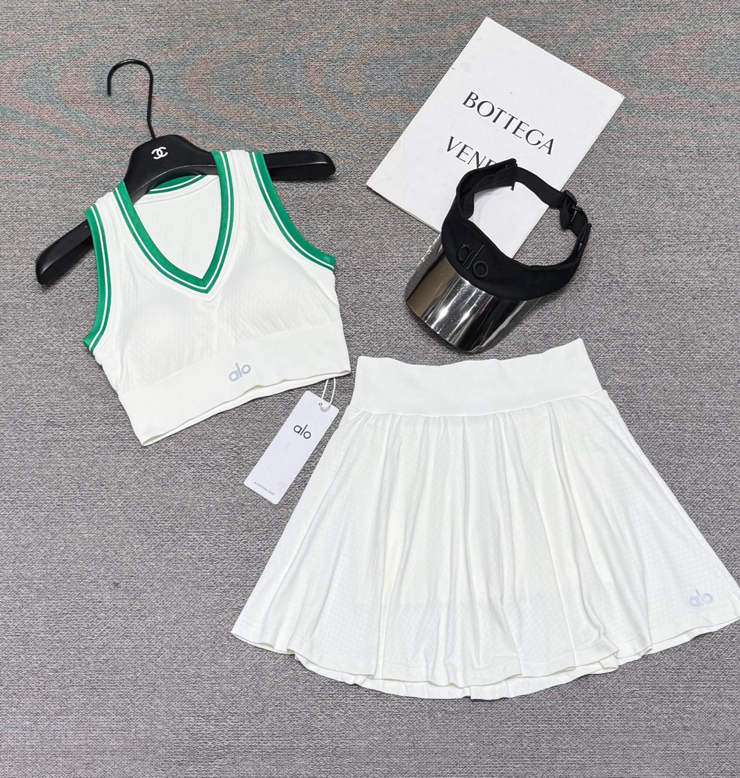 Alo T-Shirt — 67d08b22 Angle 1