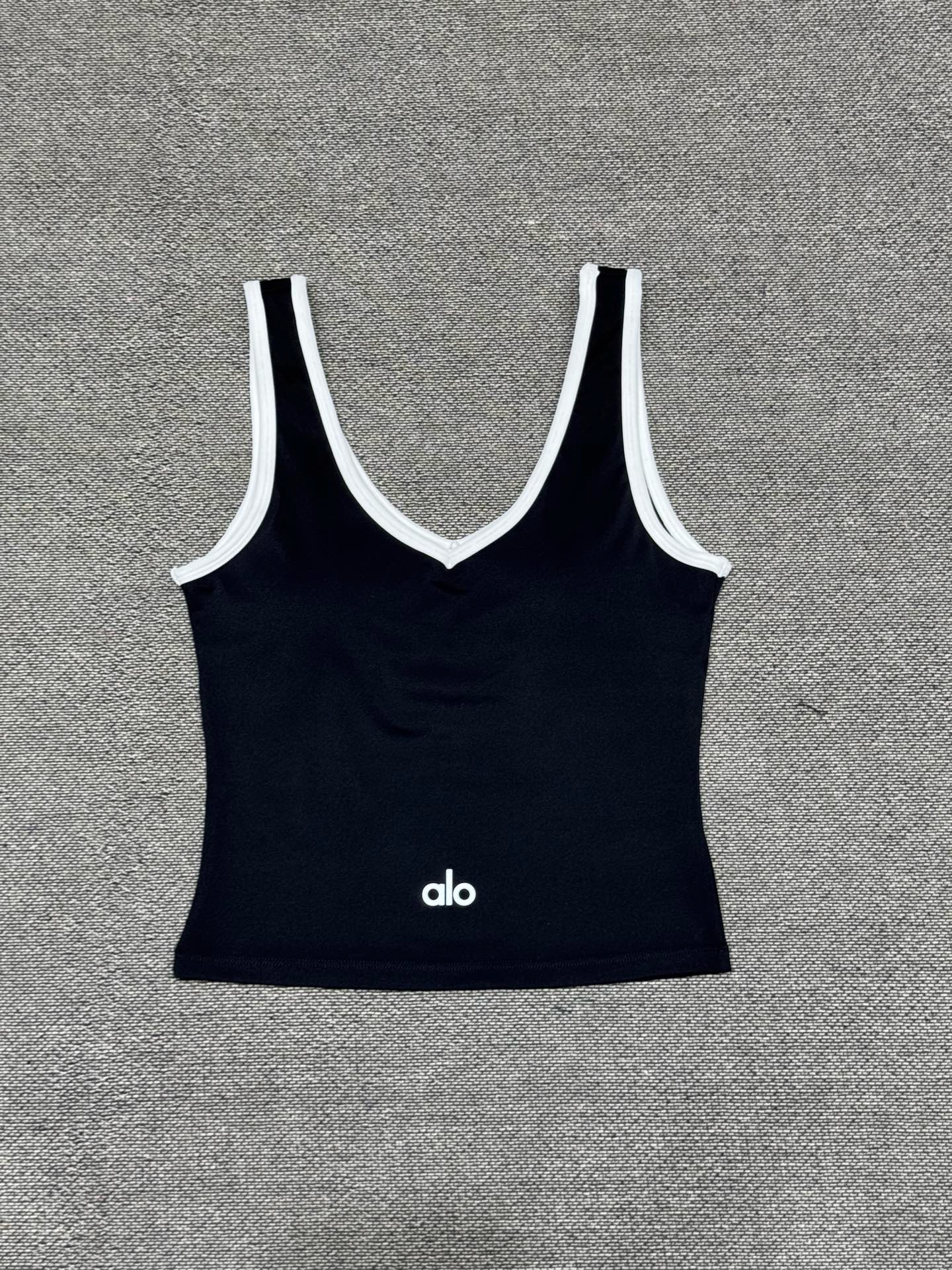Alo T-Shirt — 813d8489 Angle 1