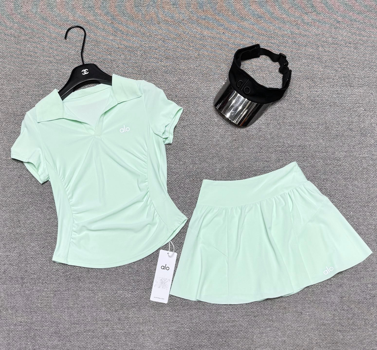Alo T-Shirt — 8d128340 Angle 1