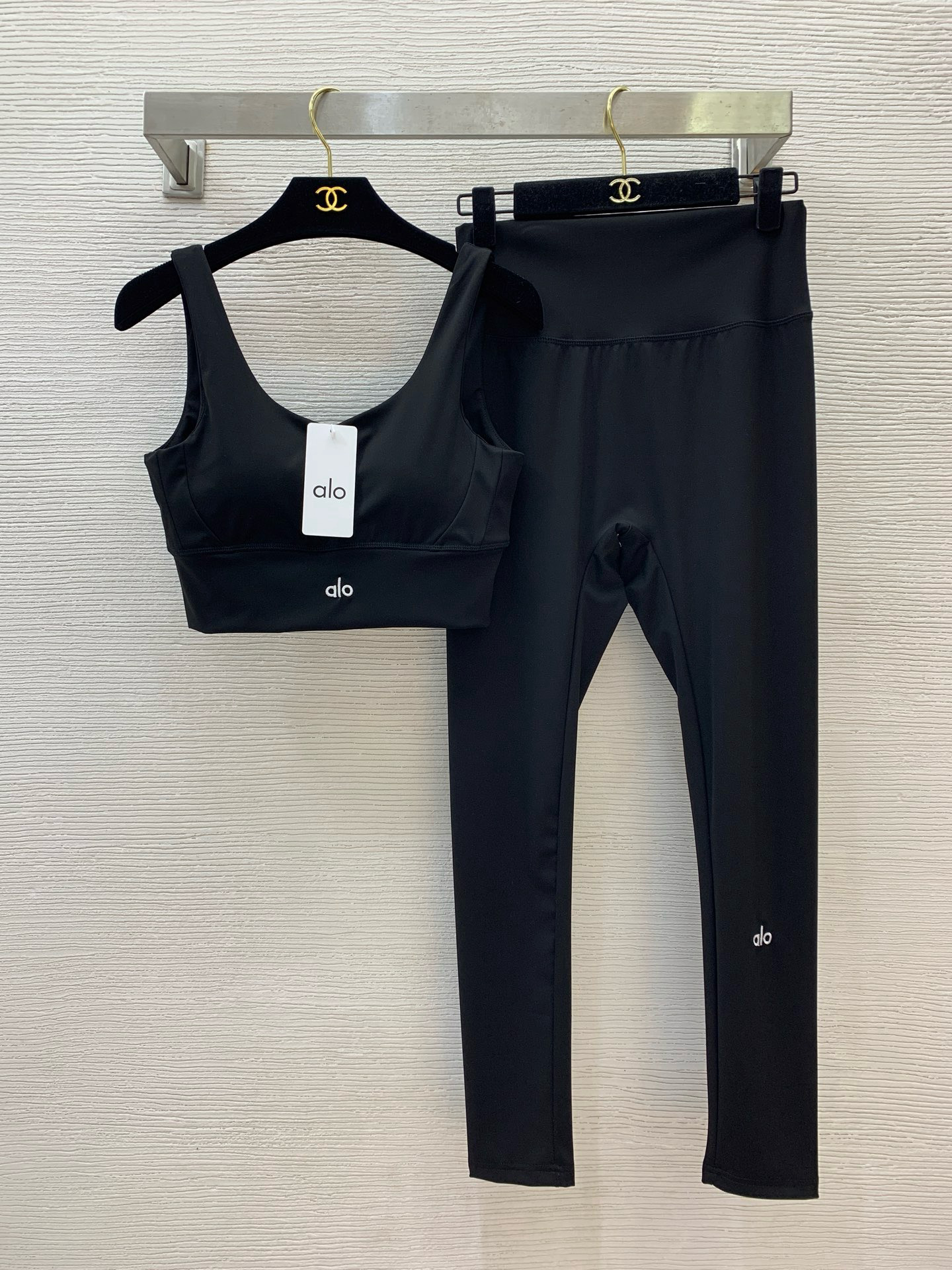 Alo T-Shirt — a7948f21 Angle 1