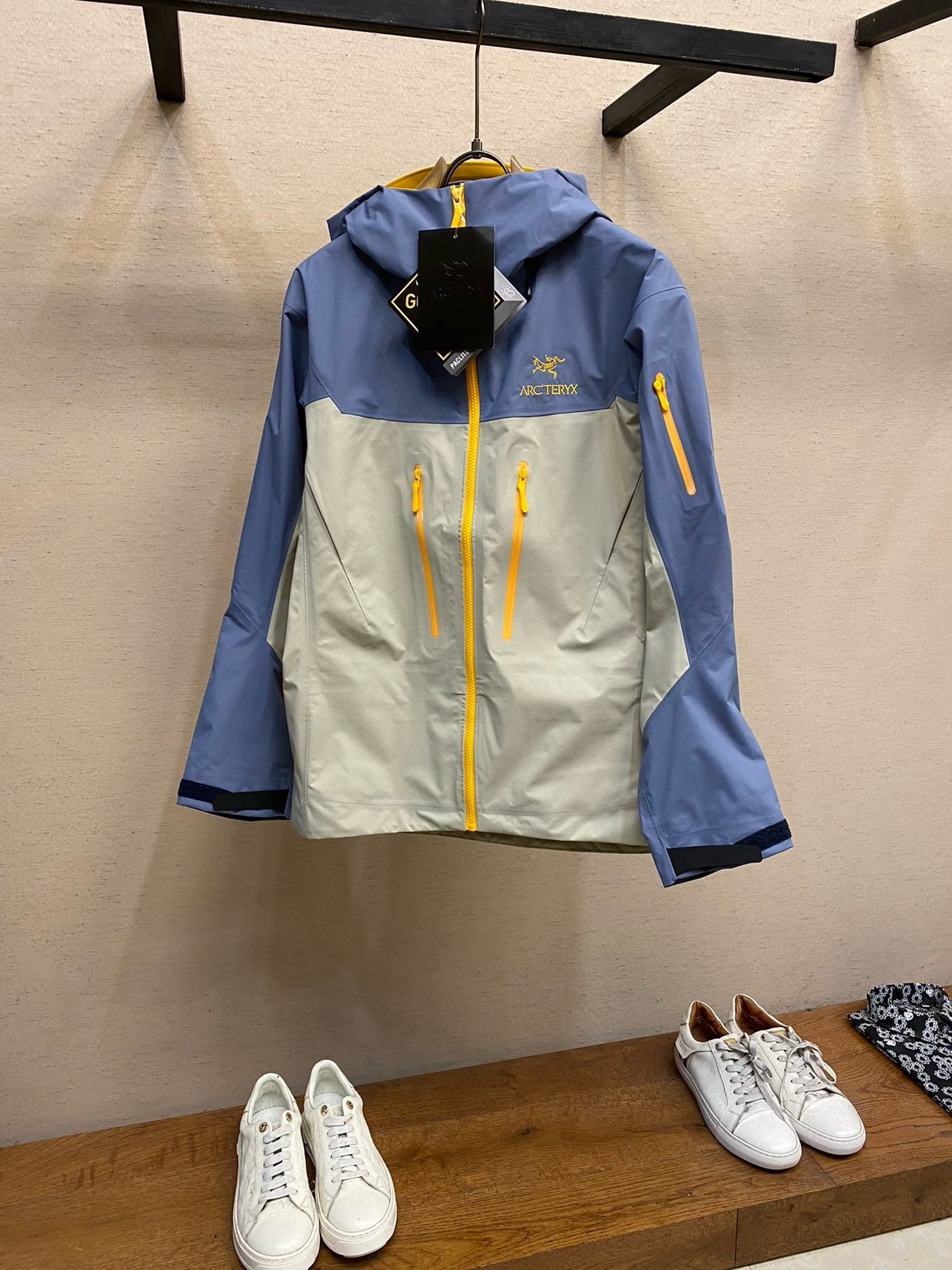 Arc'teryx Hoodie — 08fa1a90 Angle 1