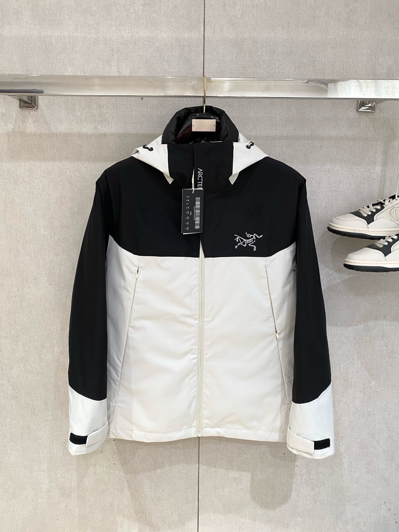 Arc'teryx Hoodie — 340faaaa Angle 1