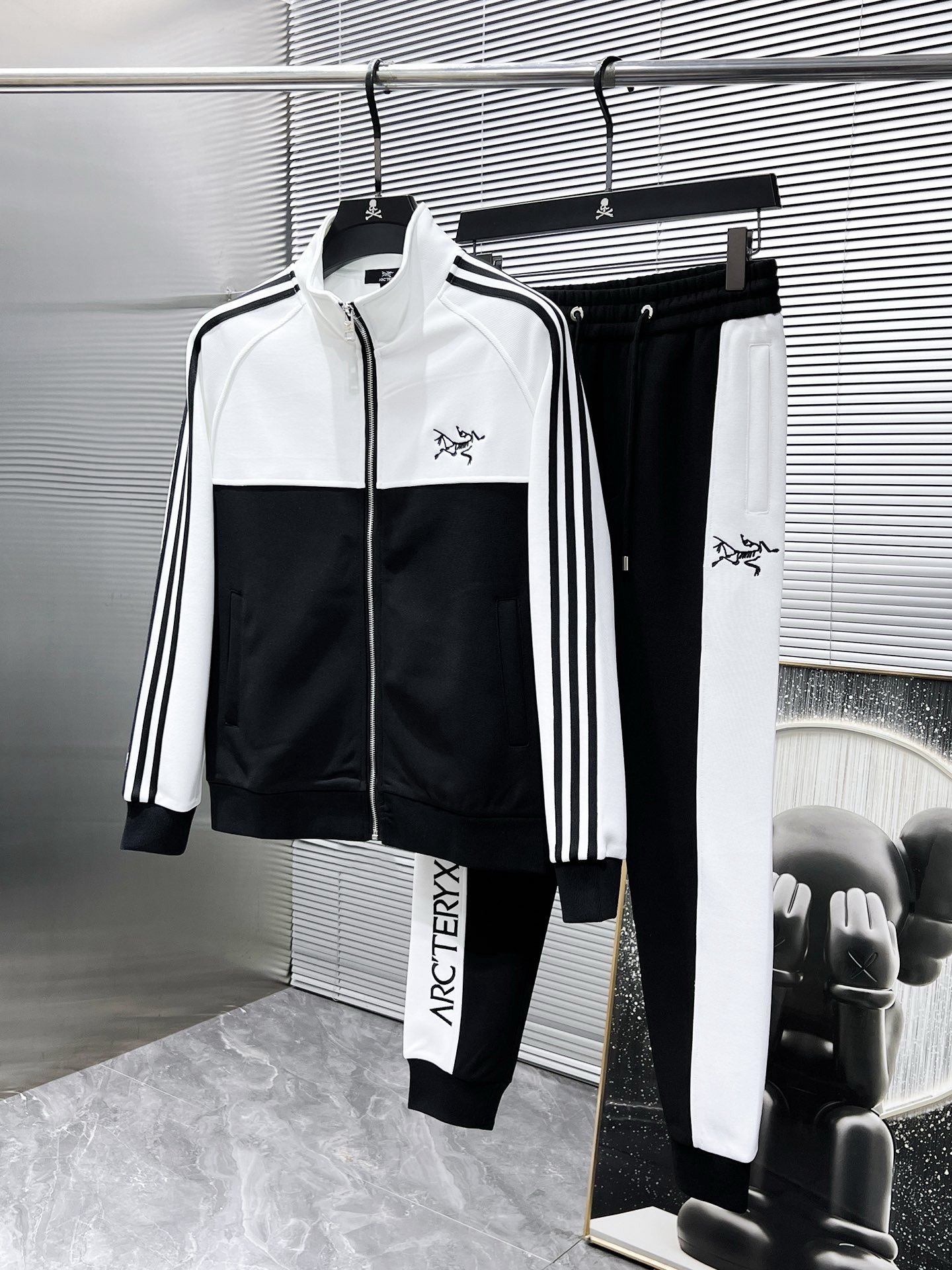 Arc'teryx Hoodie — 36494df0 Angle 1