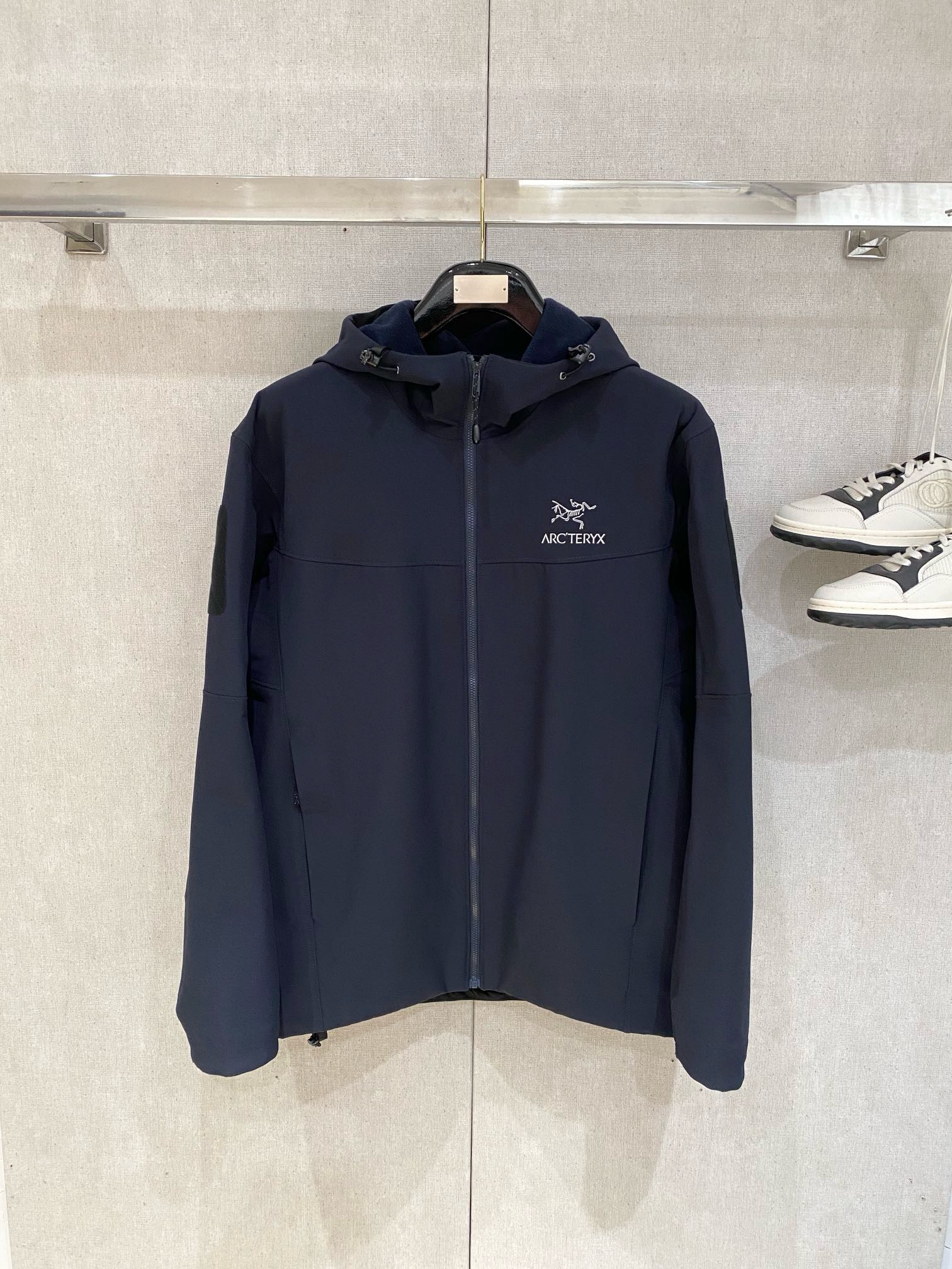 Arc'teryx Hoodie — 3f192b43 Angle 1
