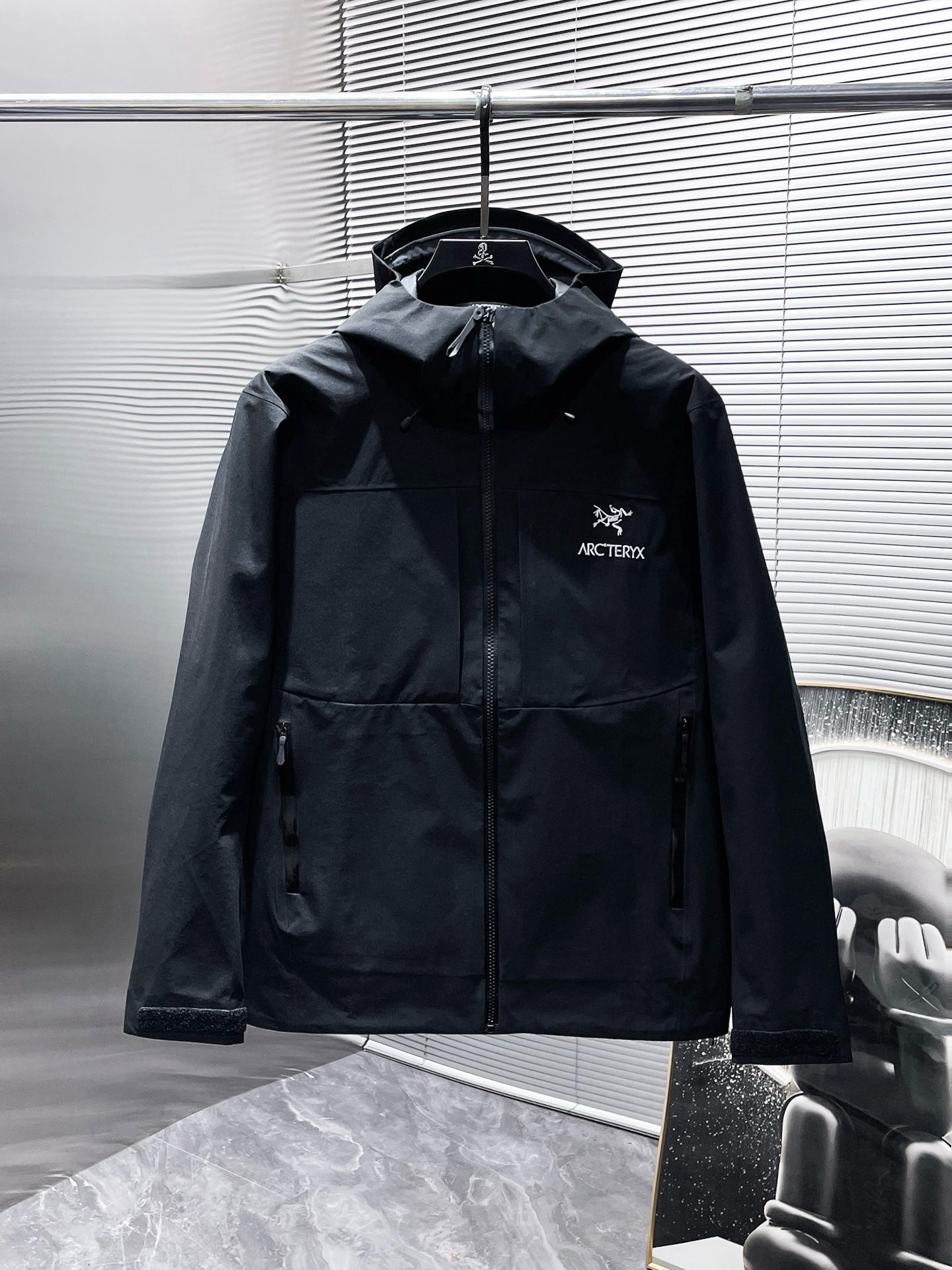 Arc'teryx Hoodie — 64c4b758 Angle 1