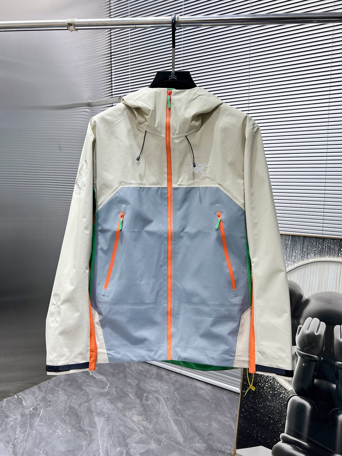 Arc'teryx Hoodie — 9eba1aa2 Angle 1