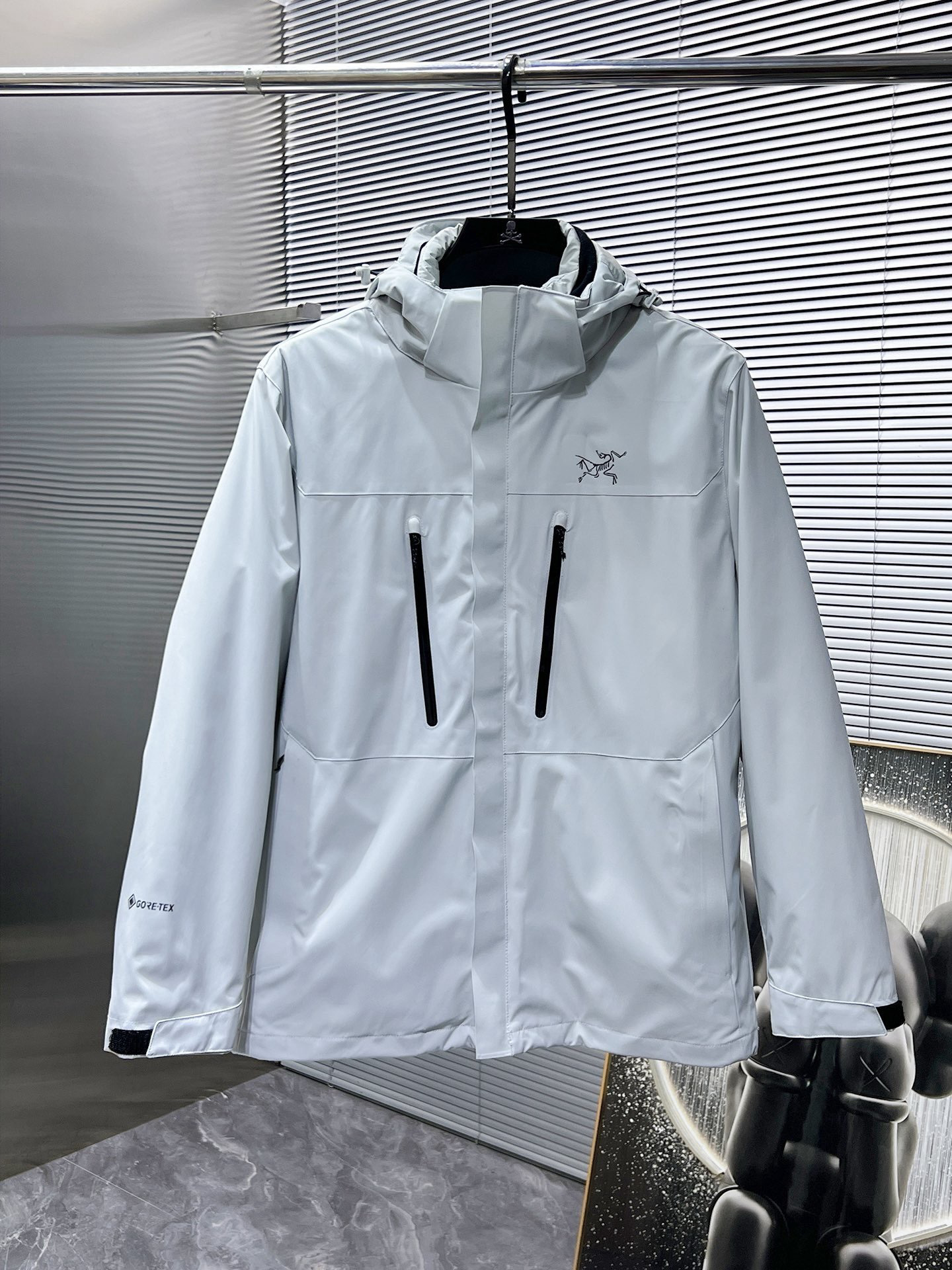 Arc'teryx Hoodie — b2211ae4 Angle 1