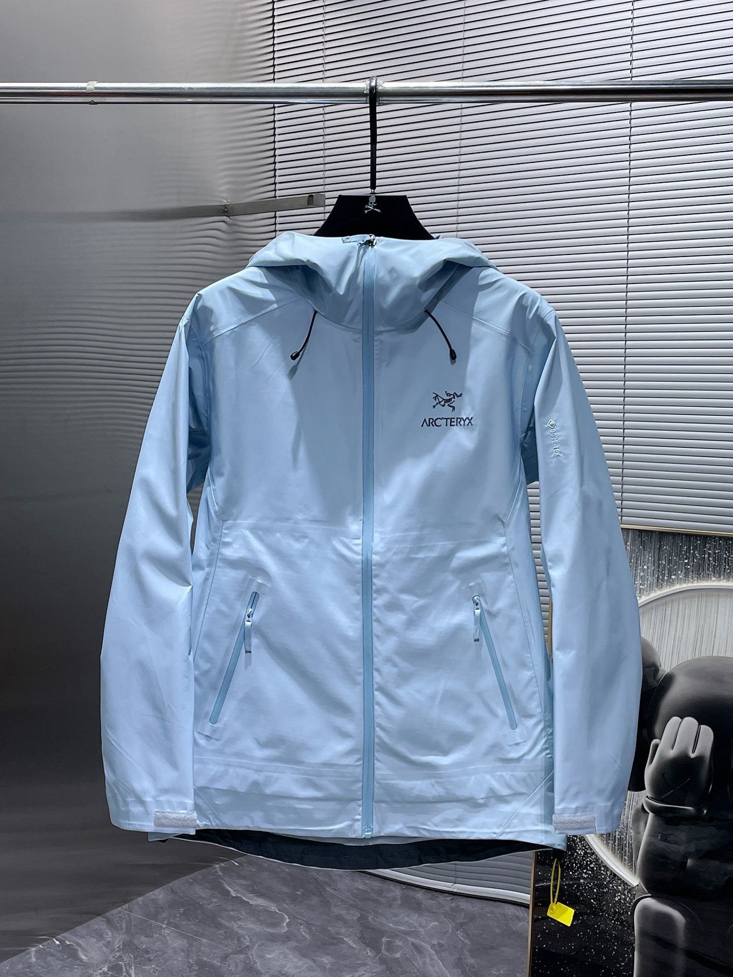 Arc'teryx Hoodie — db4f561d Angle 1