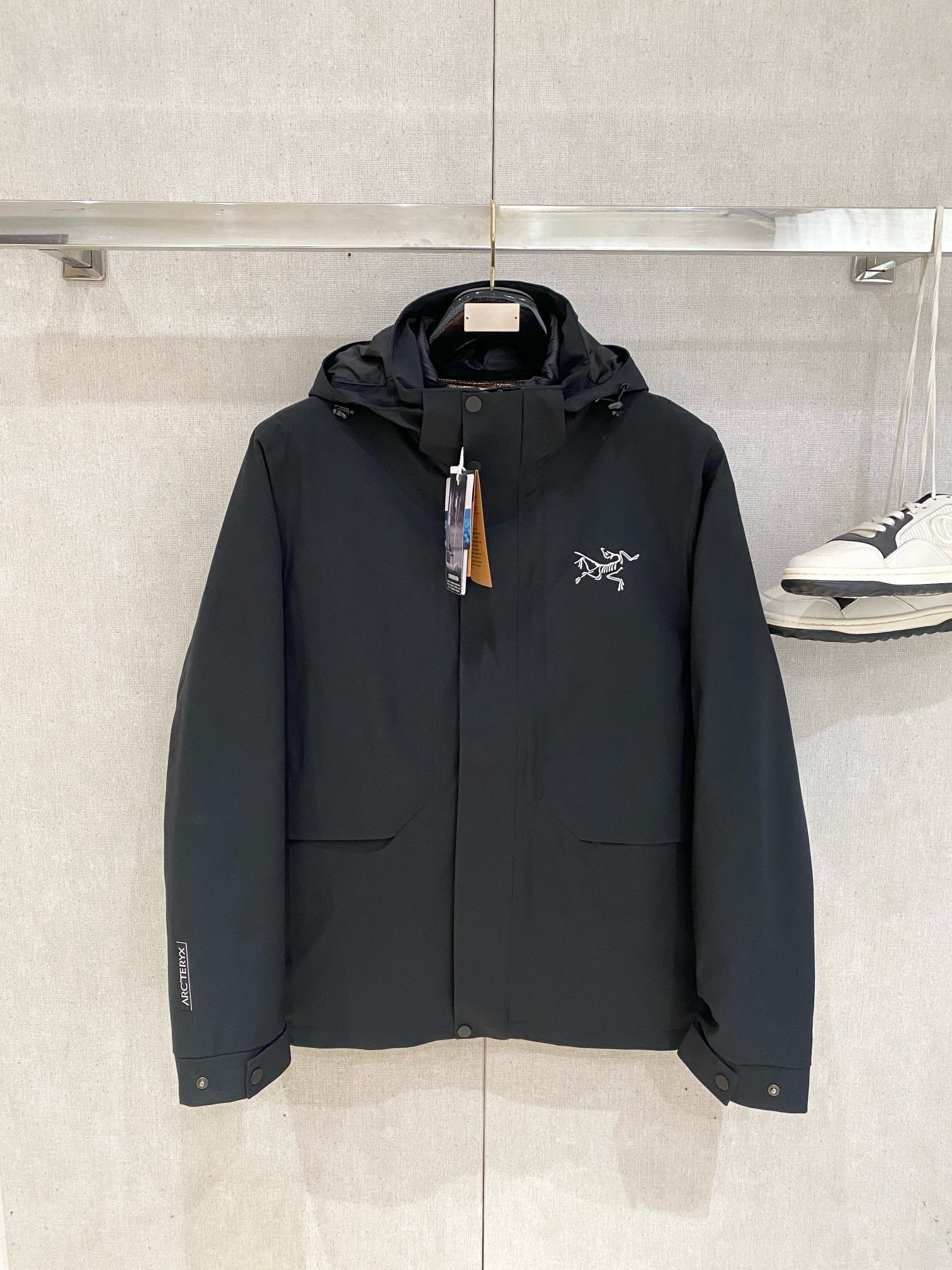 Arc'teryx Hoodie — eba1b5b9 Angle 1