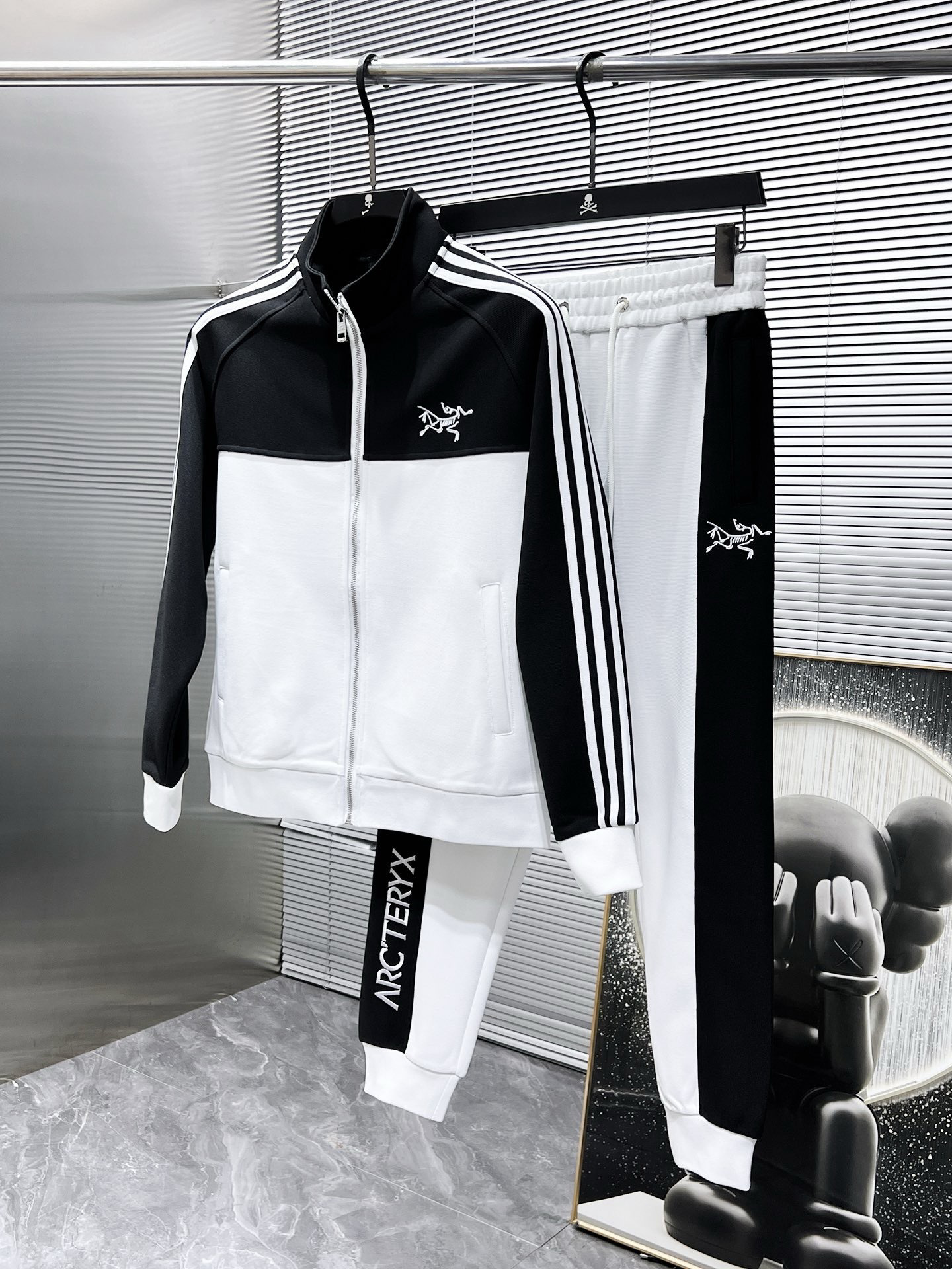 Arc'teryx Hoodie — ec3d0b4d Angle 1