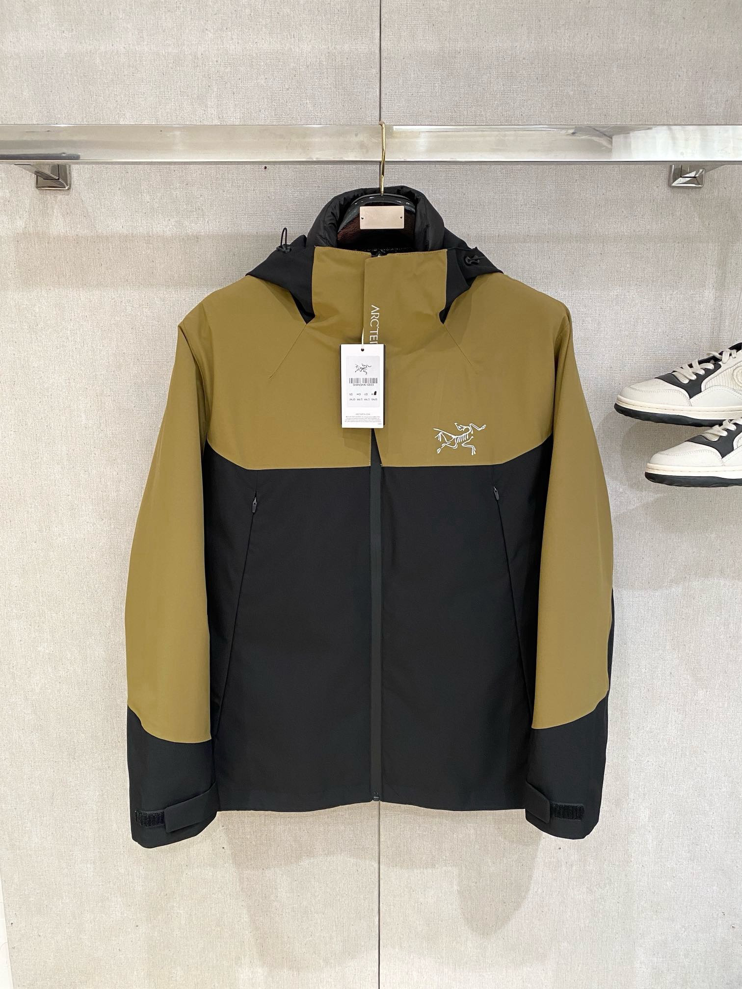 Arc'teryx Hoodie — fd606930 Angle 1