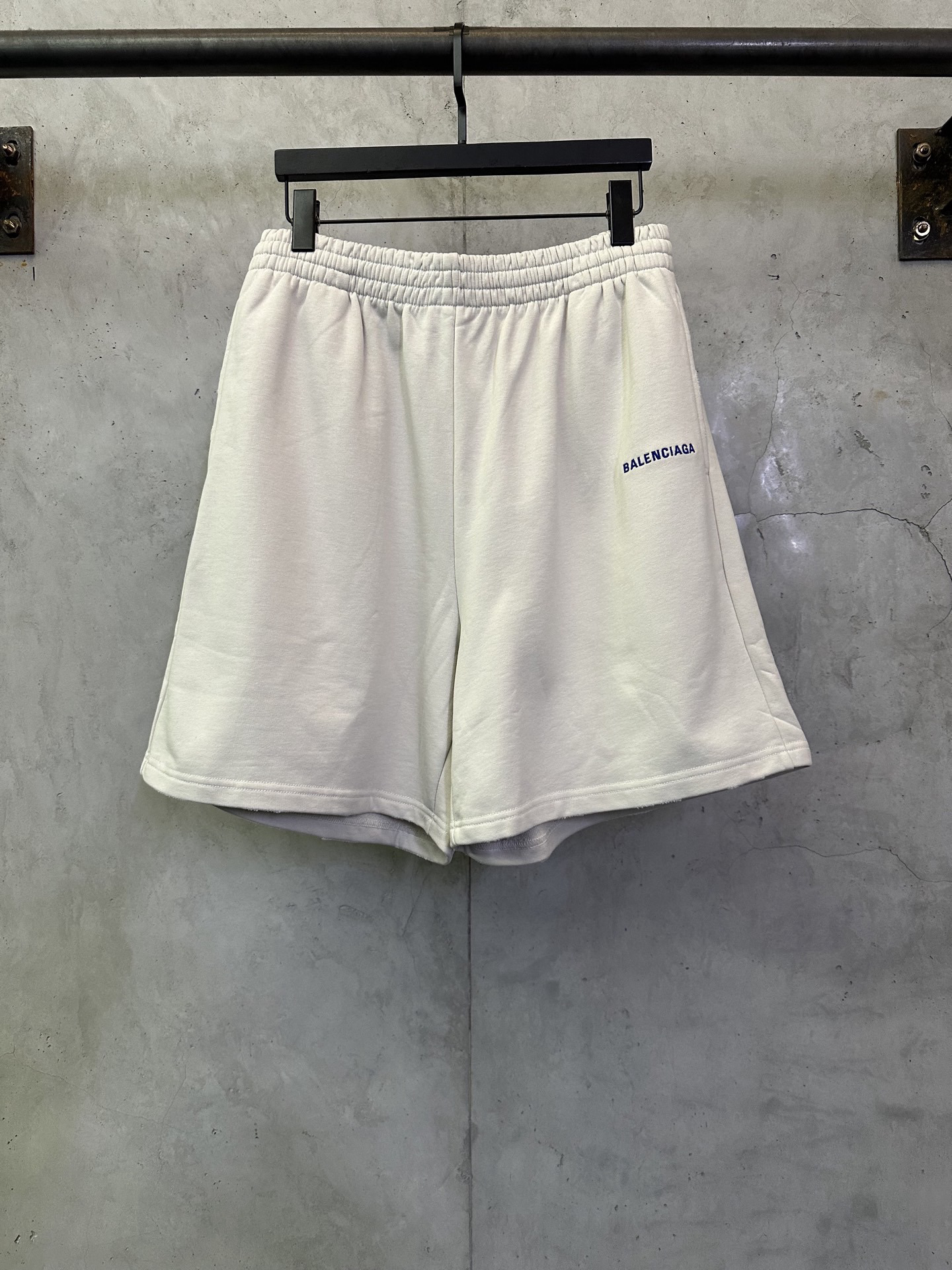Balenciaga Pants — 1690fce7 Angle 1