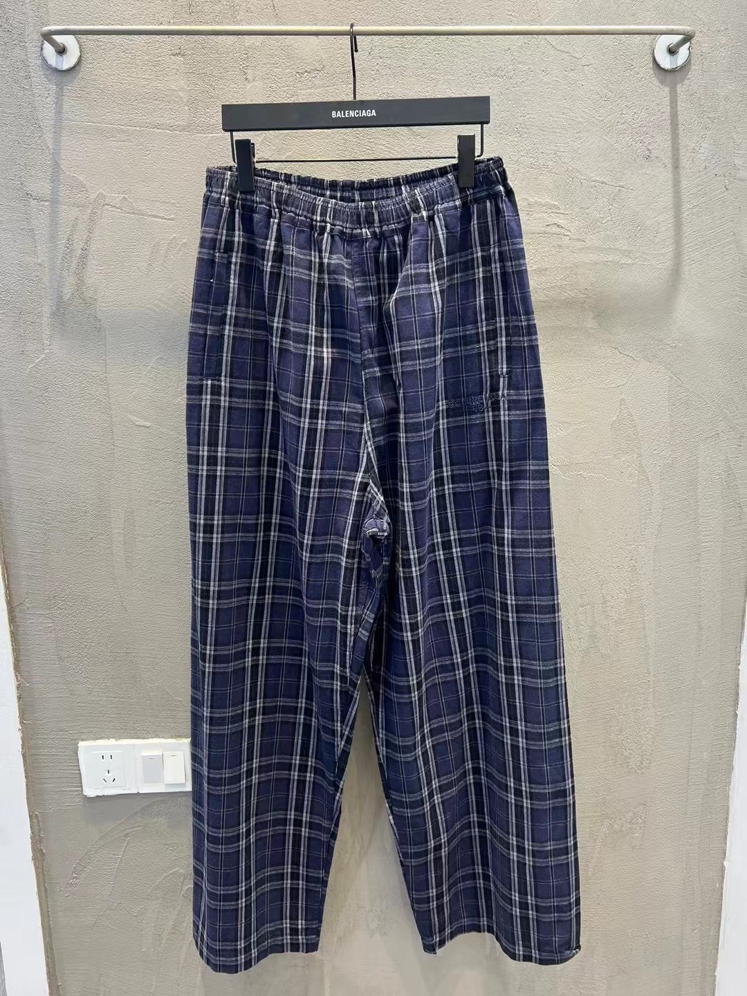 Balenciaga Pants — 5d3eeaf8 Angle 1