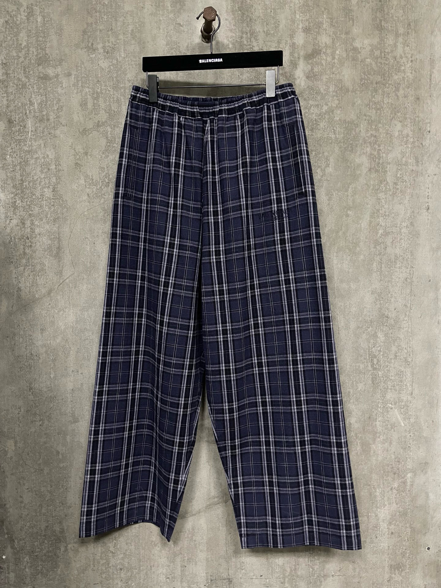 Balenciaga Pants — d130e001 Angle 1