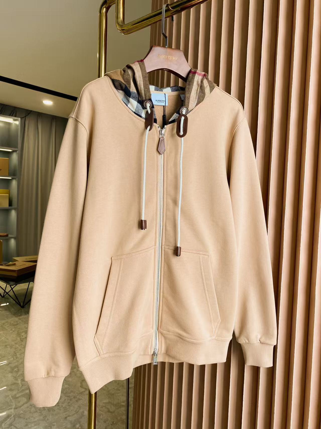 Burberry Hoodie — f4f46e2f Angle 1