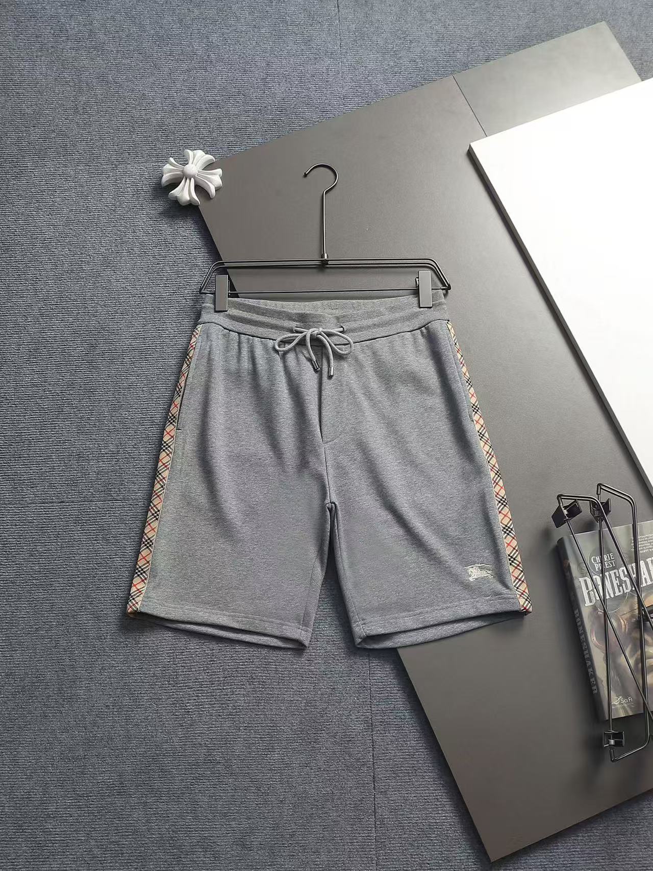 Burberry Pants — 56d8d123 Angle 1