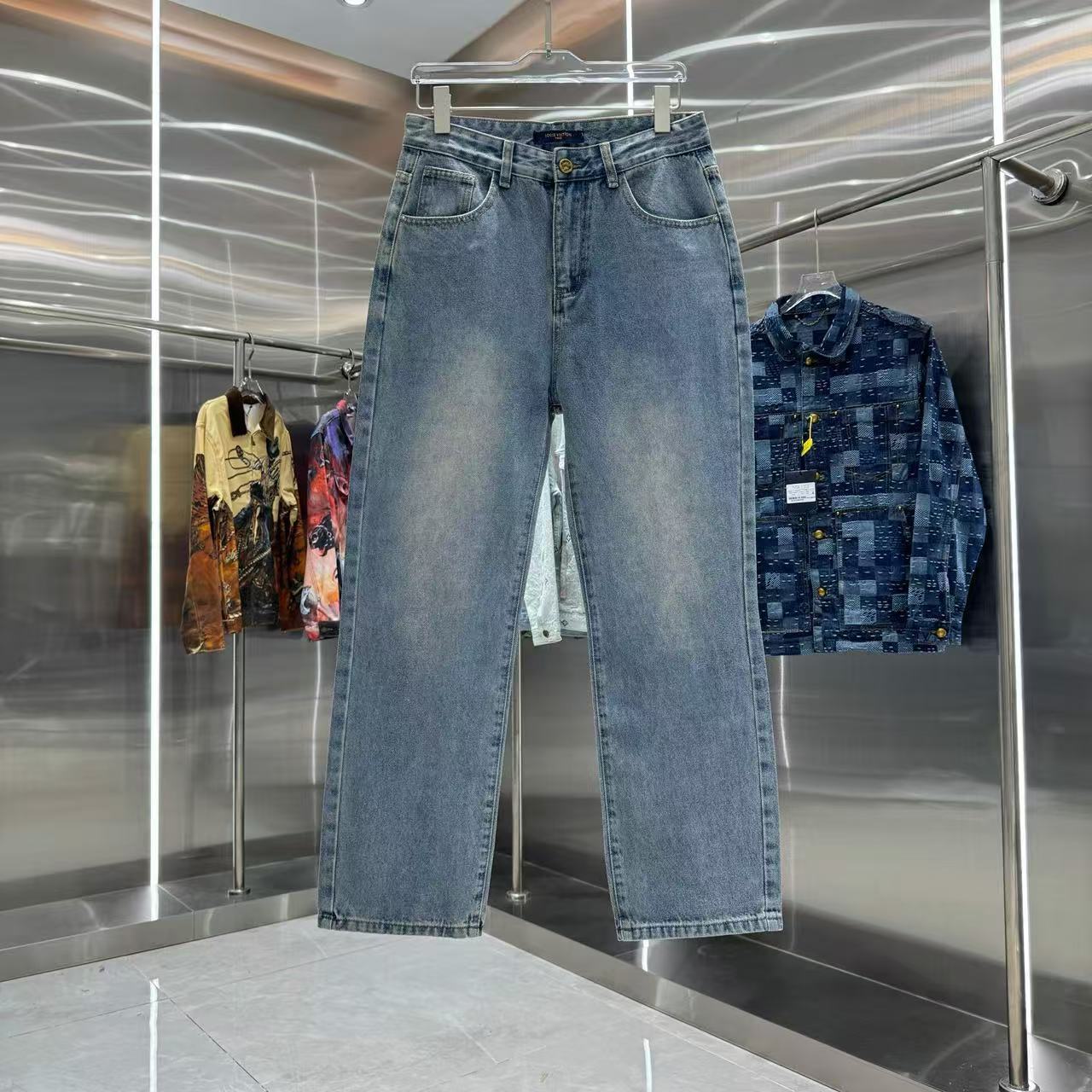 Louis Vuitton Pants — 01239d46 Angle 1