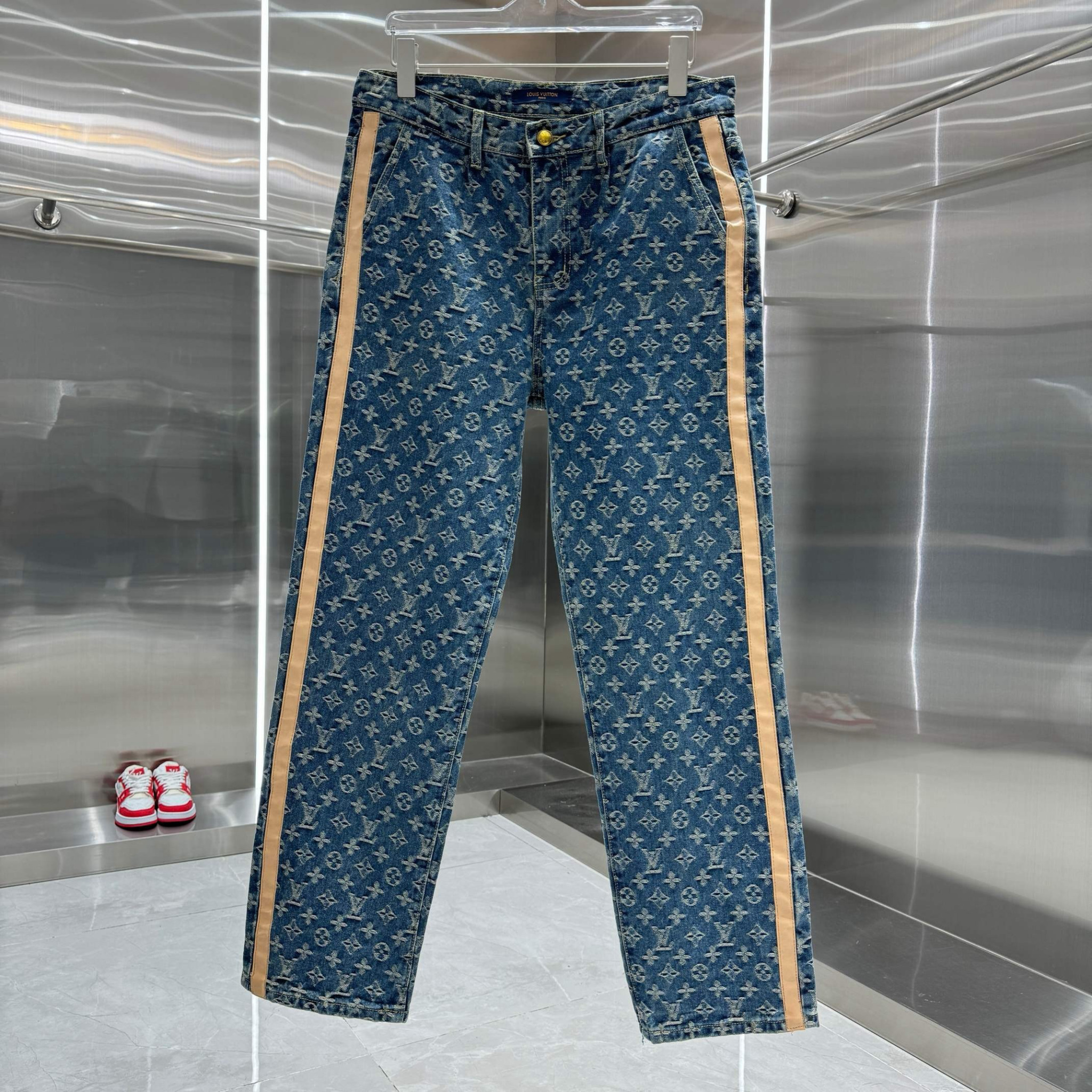 Louis Vuitton Pants — 0679eec0 Angle 1
