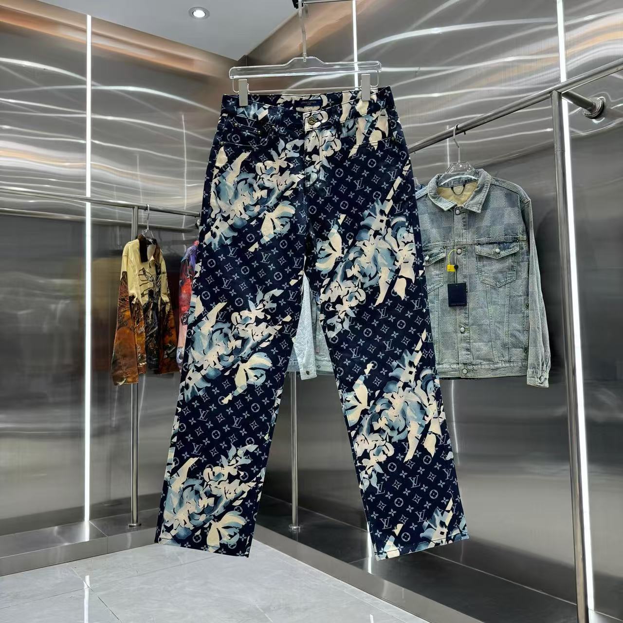 Louis Vuitton Pants — 087659fb Angle 1