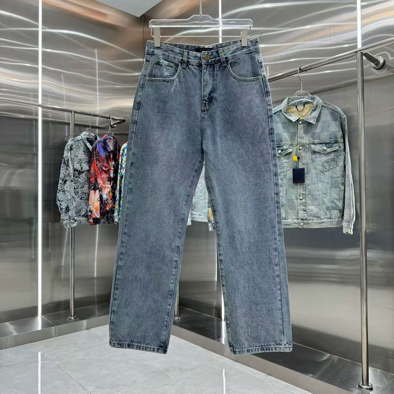 Louis Vuitton Pants — 14de622e Angle 1