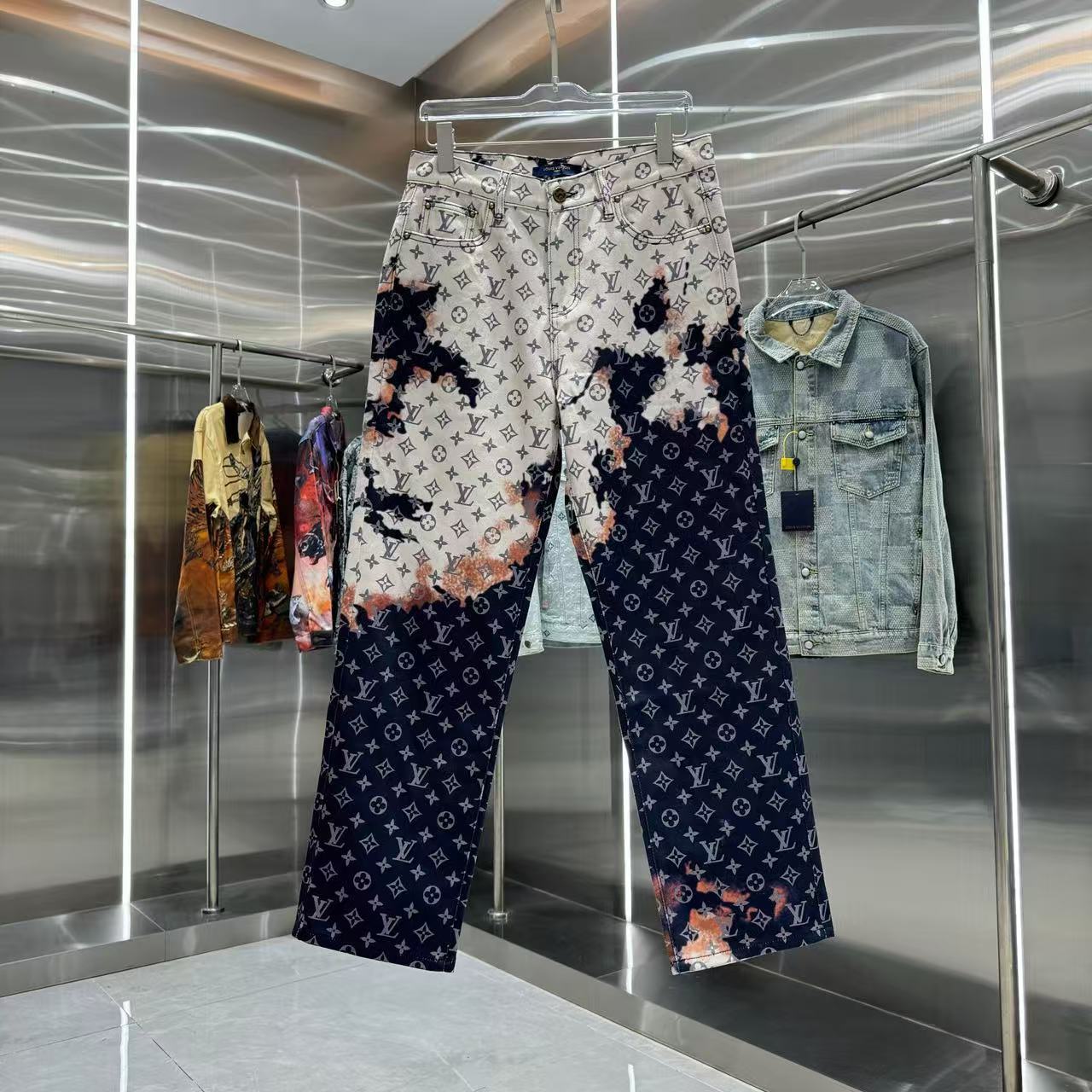 Louis Vuitton Pants — 1dbb12c2 Angle 1