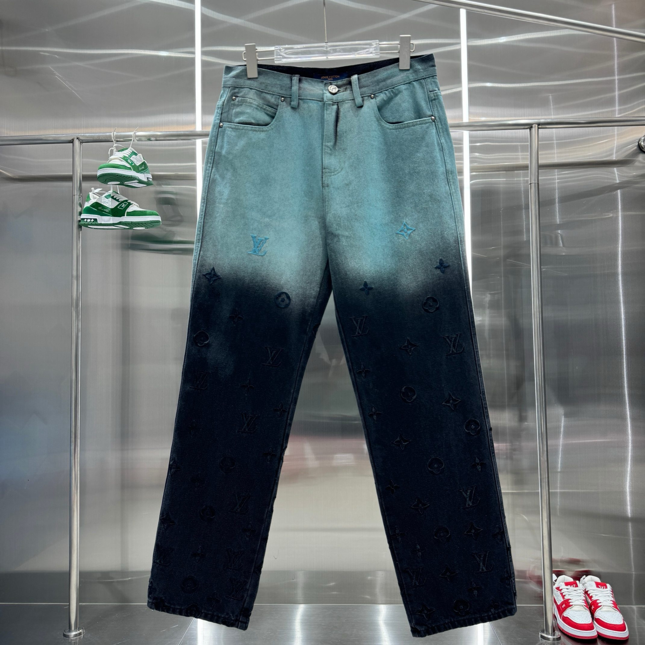 Louis Vuitton Pants — 3d89147c Angle 1