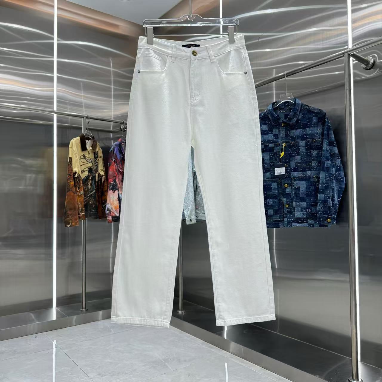 Louis Vuitton Pants — 4bf6a4ec Angle 1