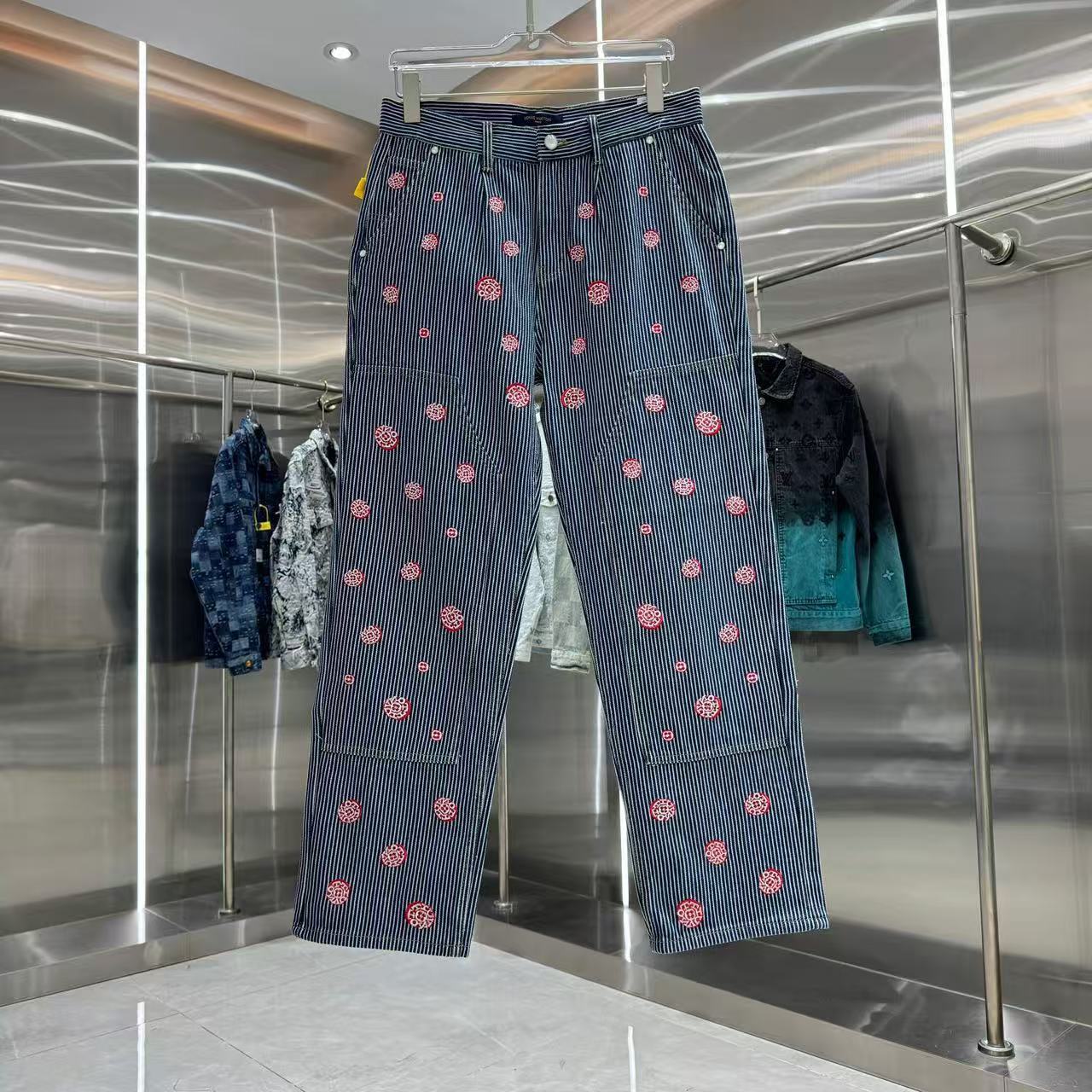 Louis Vuitton Pants — 66e362a0 Angle 1