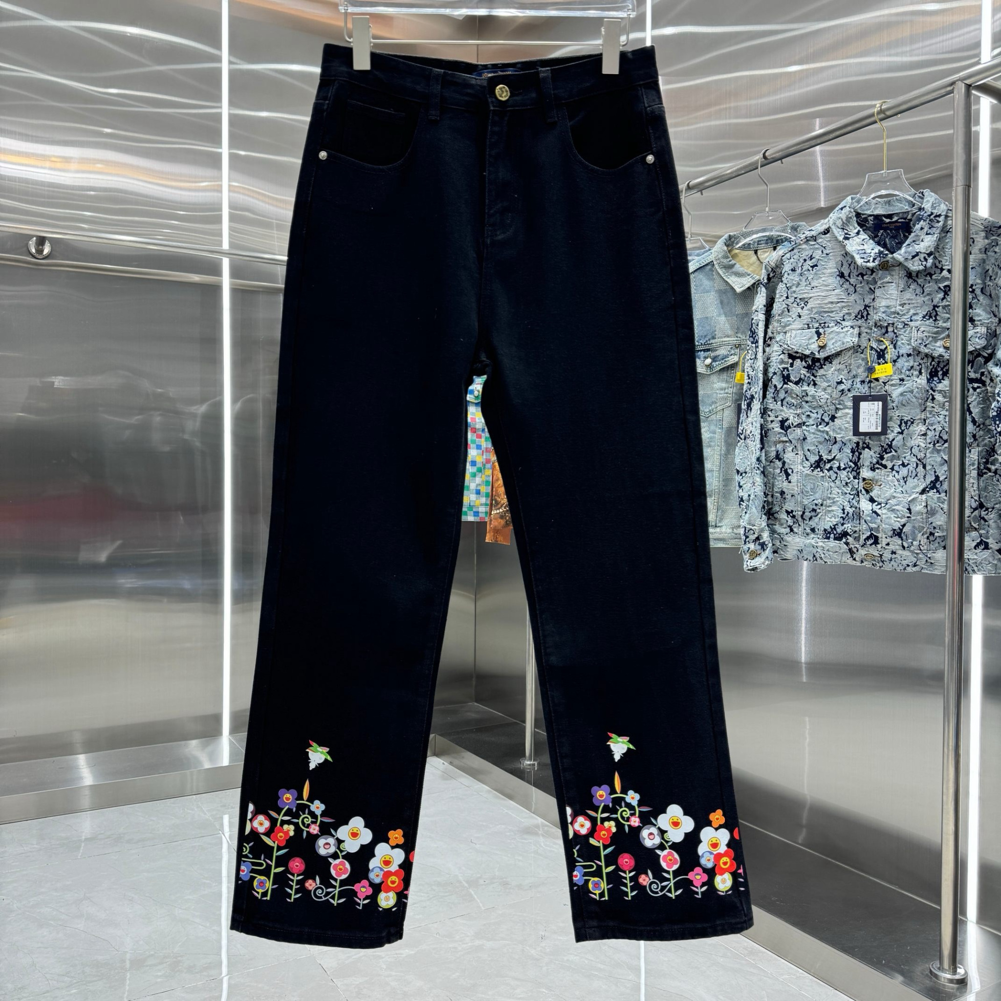 Louis Vuitton Pants — 6865f635 Angle 1