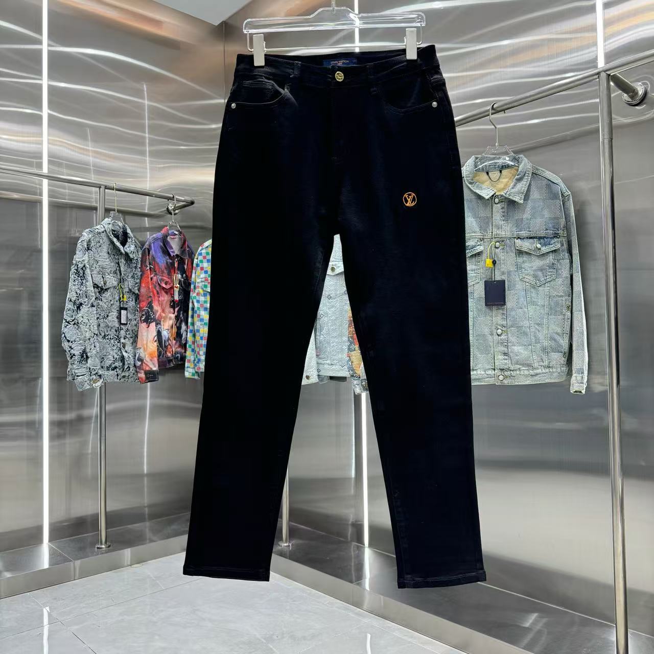Louis Vuitton Pants — 7f88b101 Angle 1