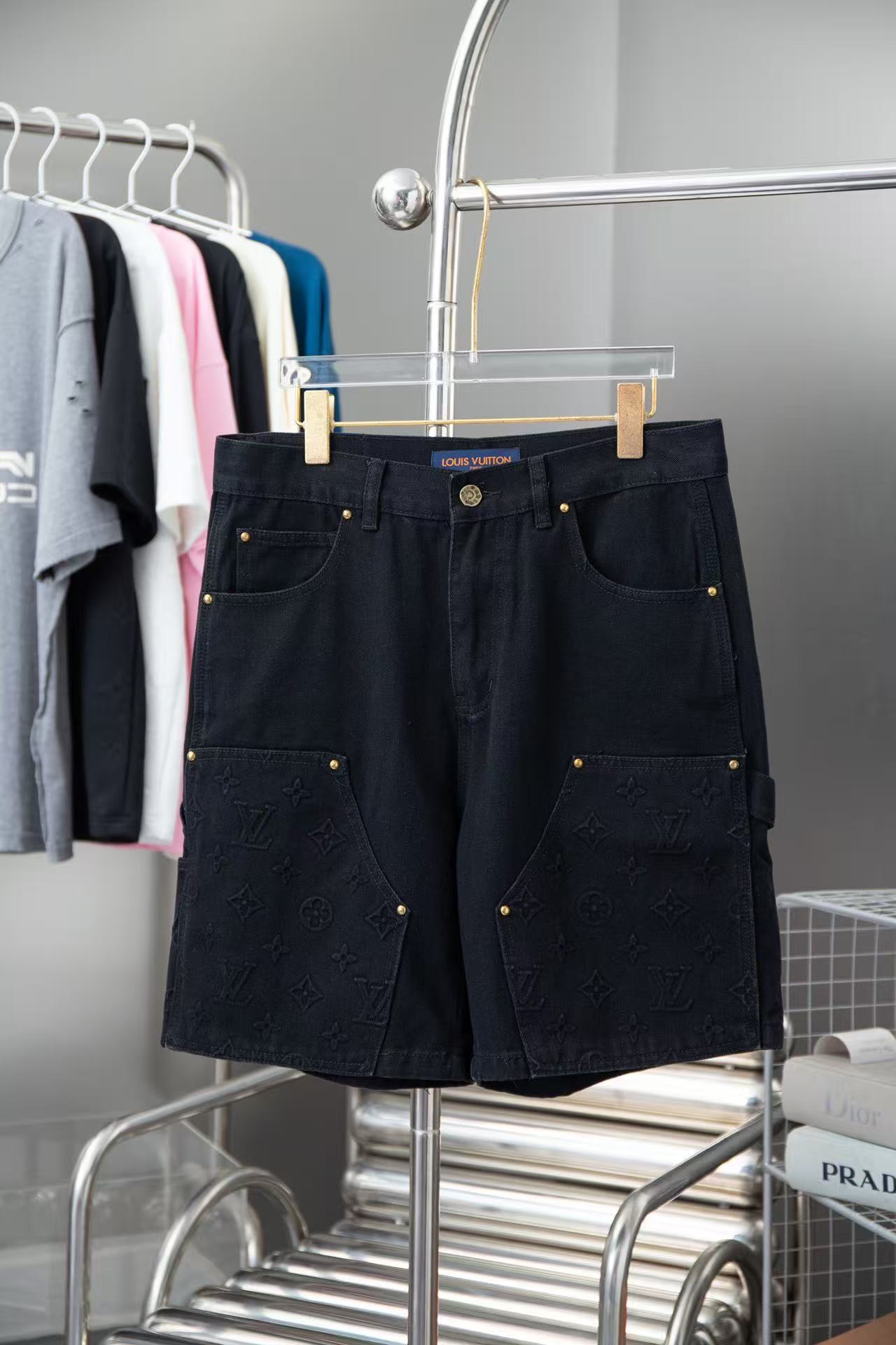 Louis Vuitton Pants — 80081a25 Angle 1