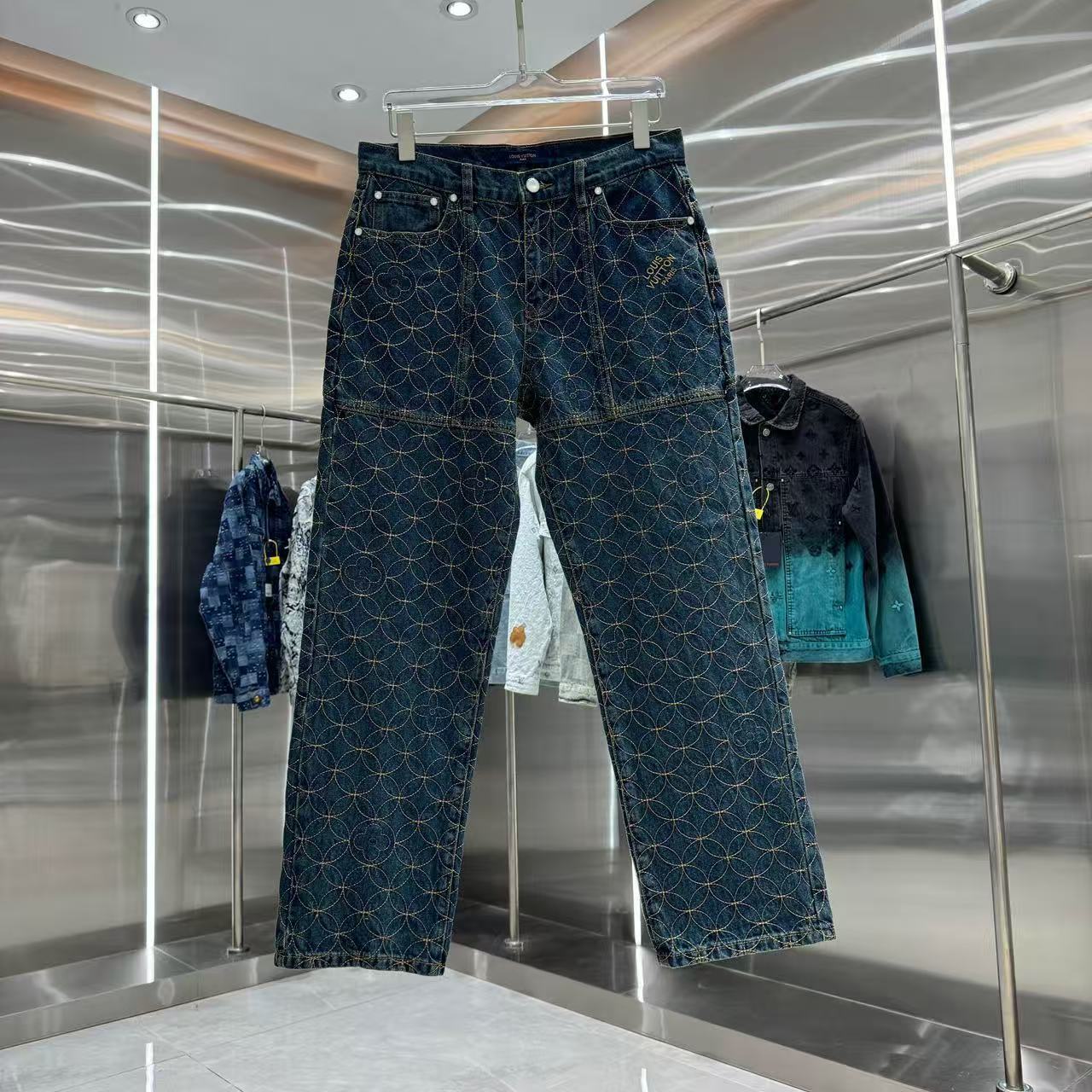 Louis Vuitton Pants — 81f6a29d Angle 1