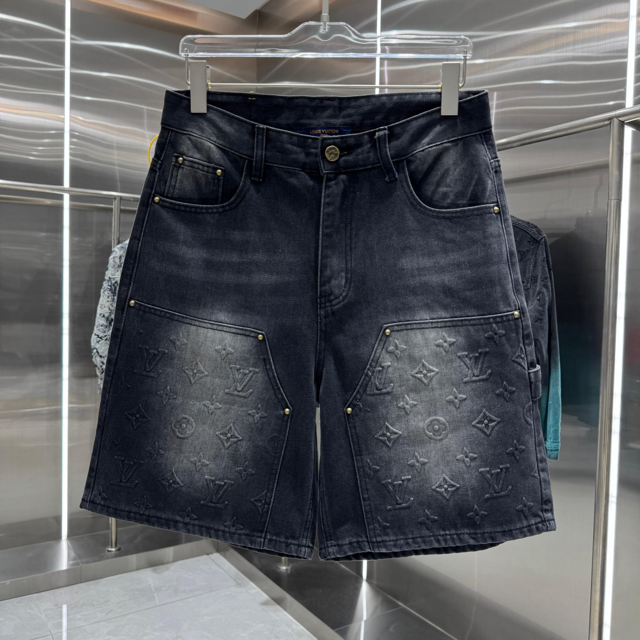 Louis Vuitton Pants — 992ea9be Angle 1