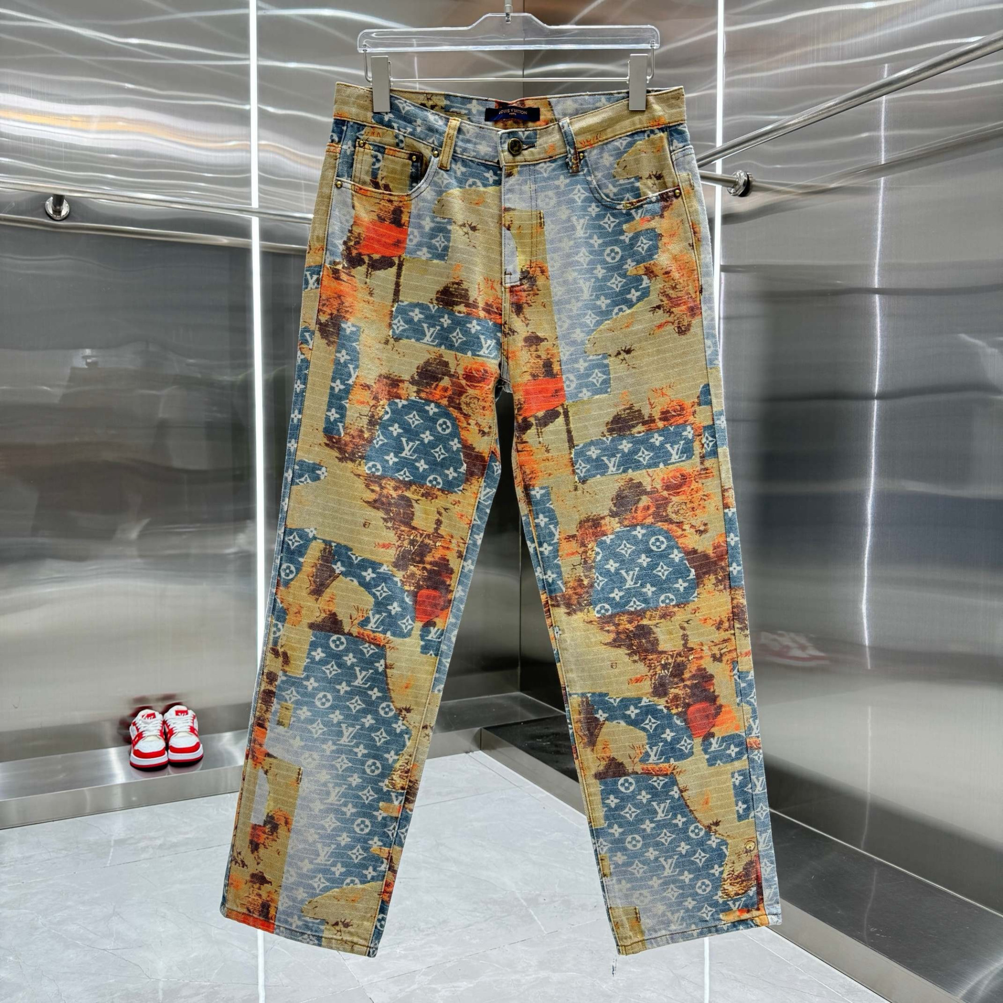Louis Vuitton Pants — b3da31dd Angle 1