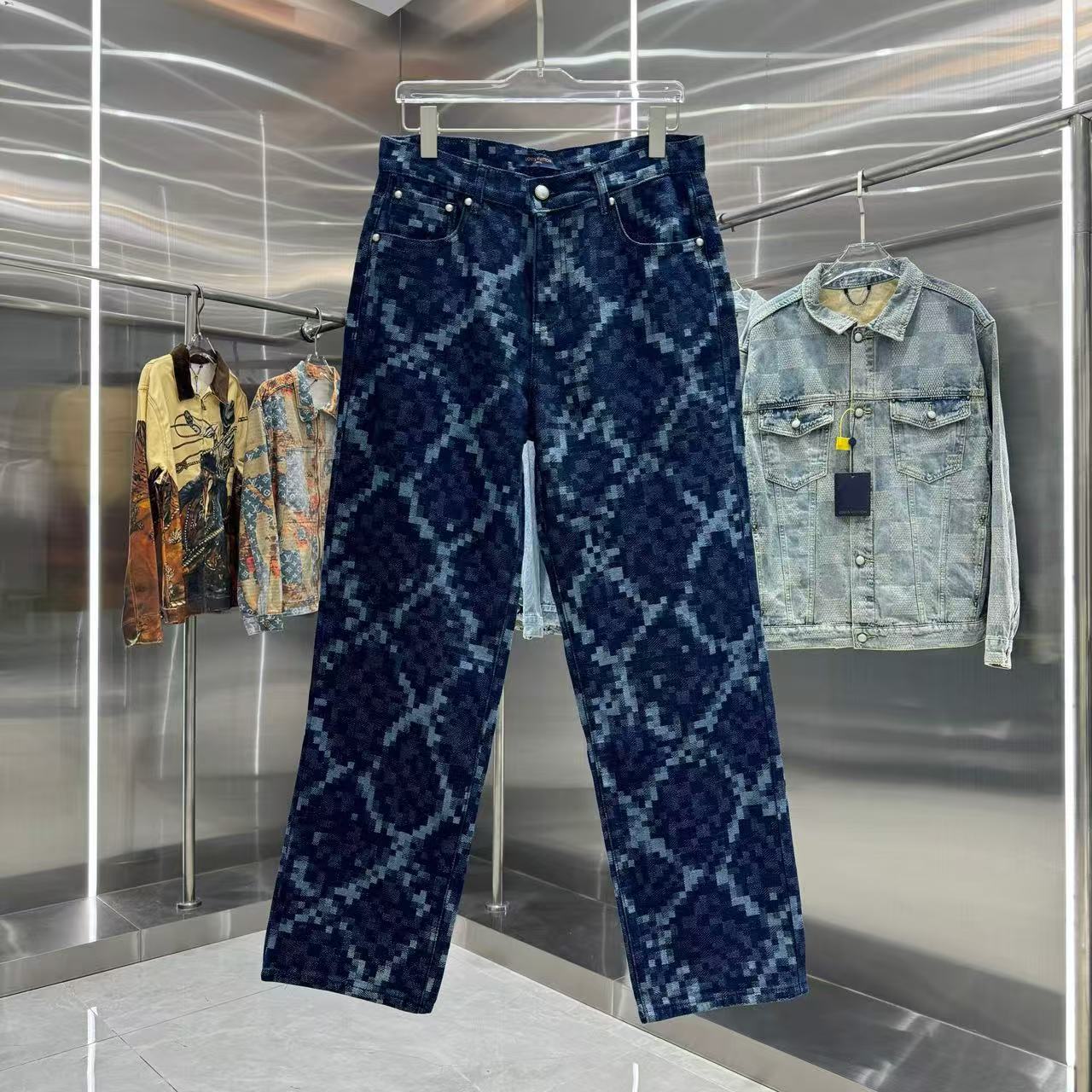 Louis Vuitton Pants — c9d223cc Angle 1
