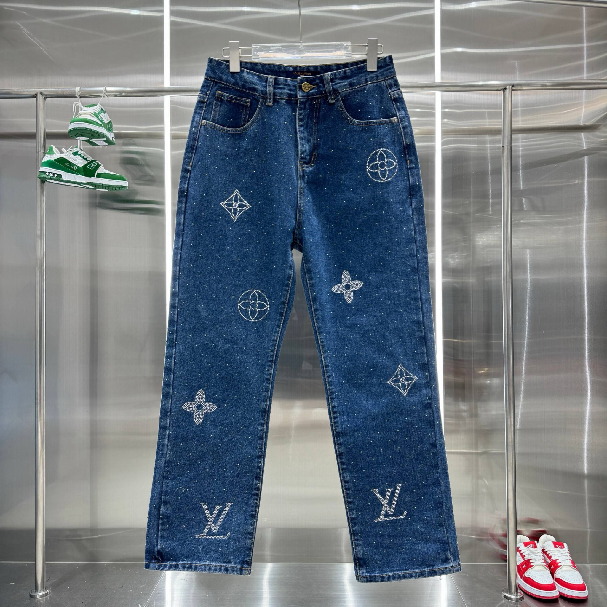 Louis Vuitton Pants — d1a72303 Angle 1