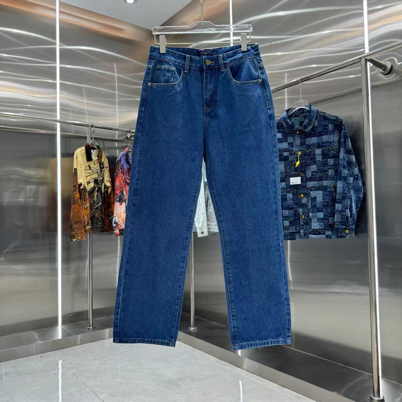 Louis Vuitton Pants — e0e2c774 Angle 1